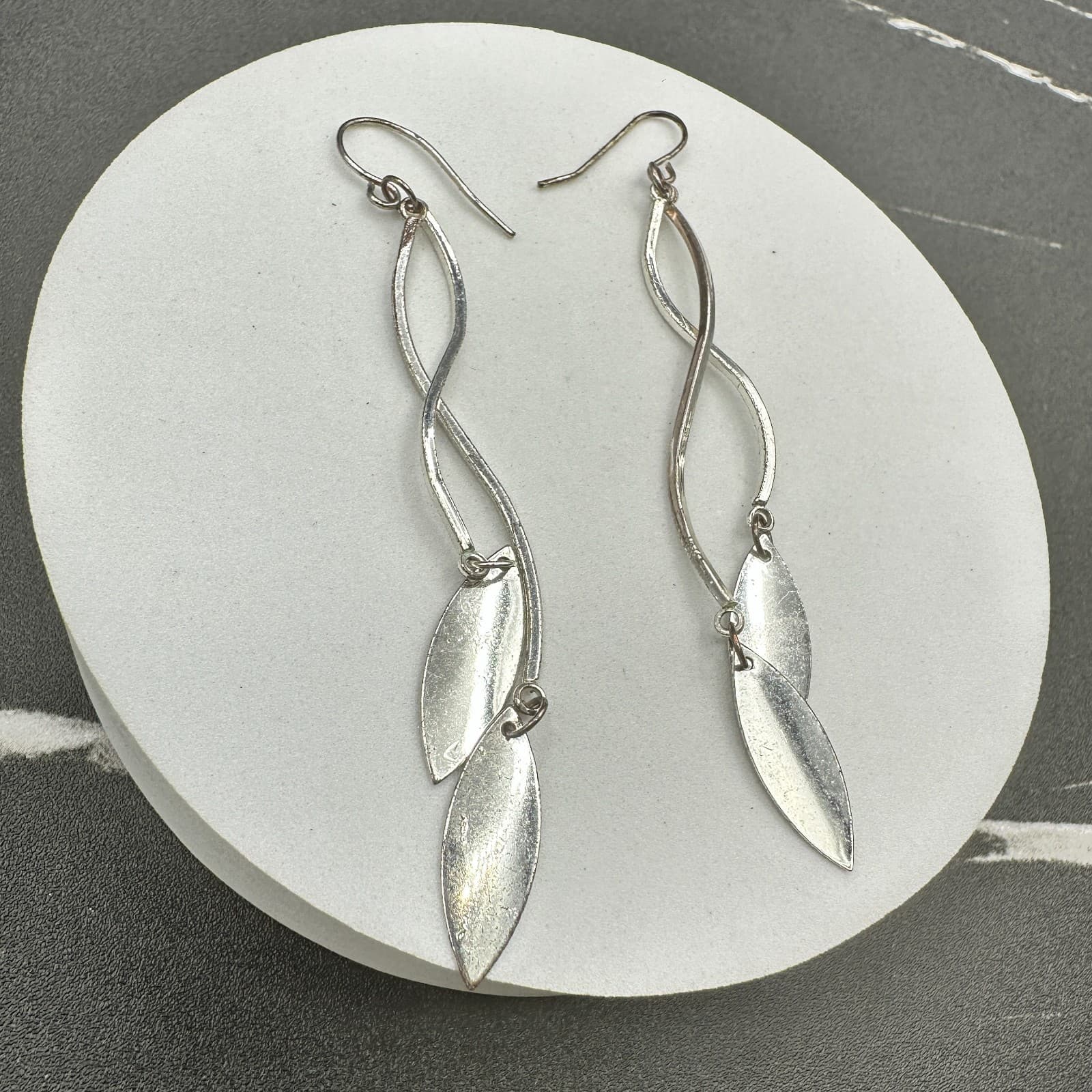 Vintage Silver Tone Long Leaf Dangle Earrings Minimalist Twisted Drop Jewelry - Thumbnail 11