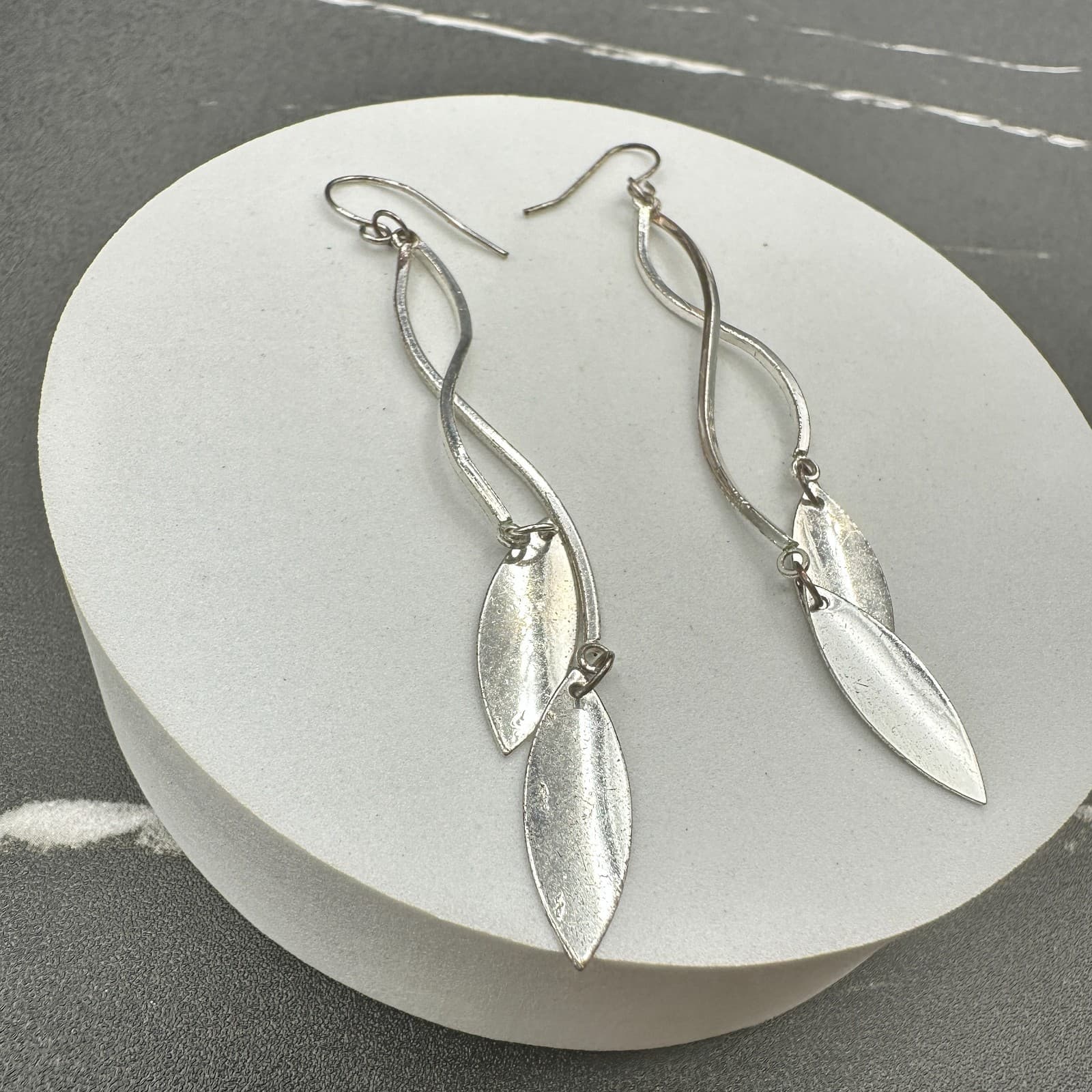 Vintage Silver Tone Long Leaf Dangle Earrings Minimalist Twisted Drop Jewelry - Thumbnail 12