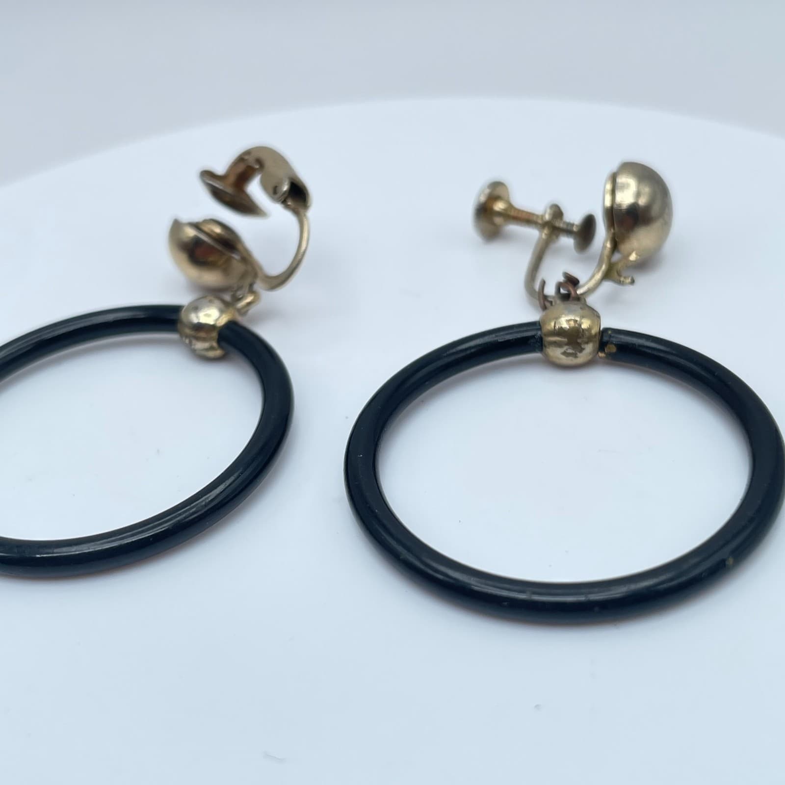 Vintage 50s Coro Black Screw Back Clip-On Earrings Gold Tone Women's Jewelry - Thumbnail 2