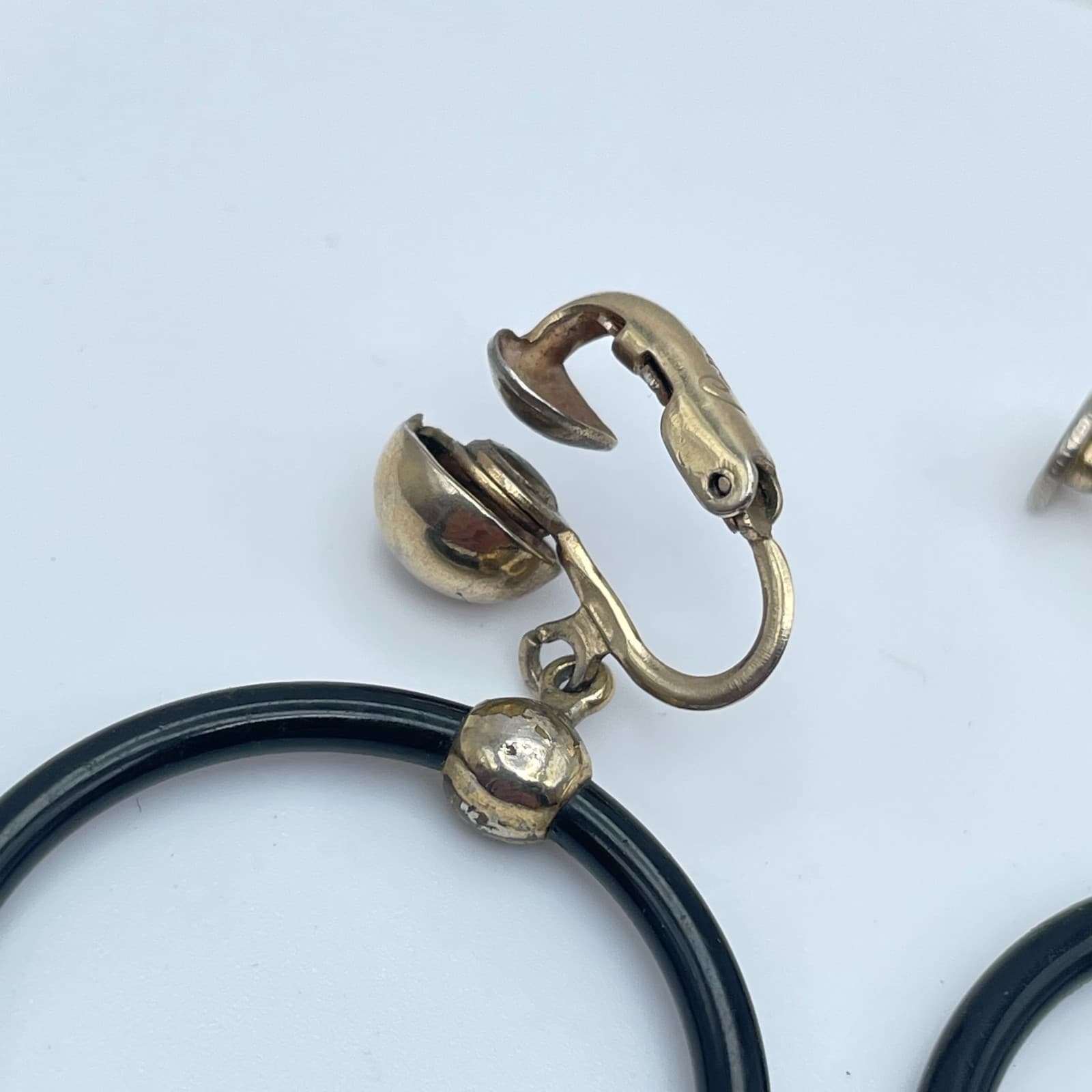 Vintage 50s Coro Black Screw Back Clip-On Earrings Gold Tone Women's Jewelry - Thumbnail 4