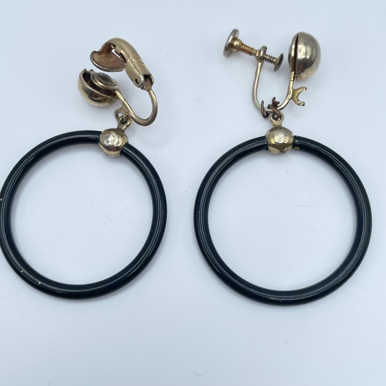 Vintage 50s Coro Black Screw Back Clip-On Earrings Gold Tone Women's Jewelry - Image 1