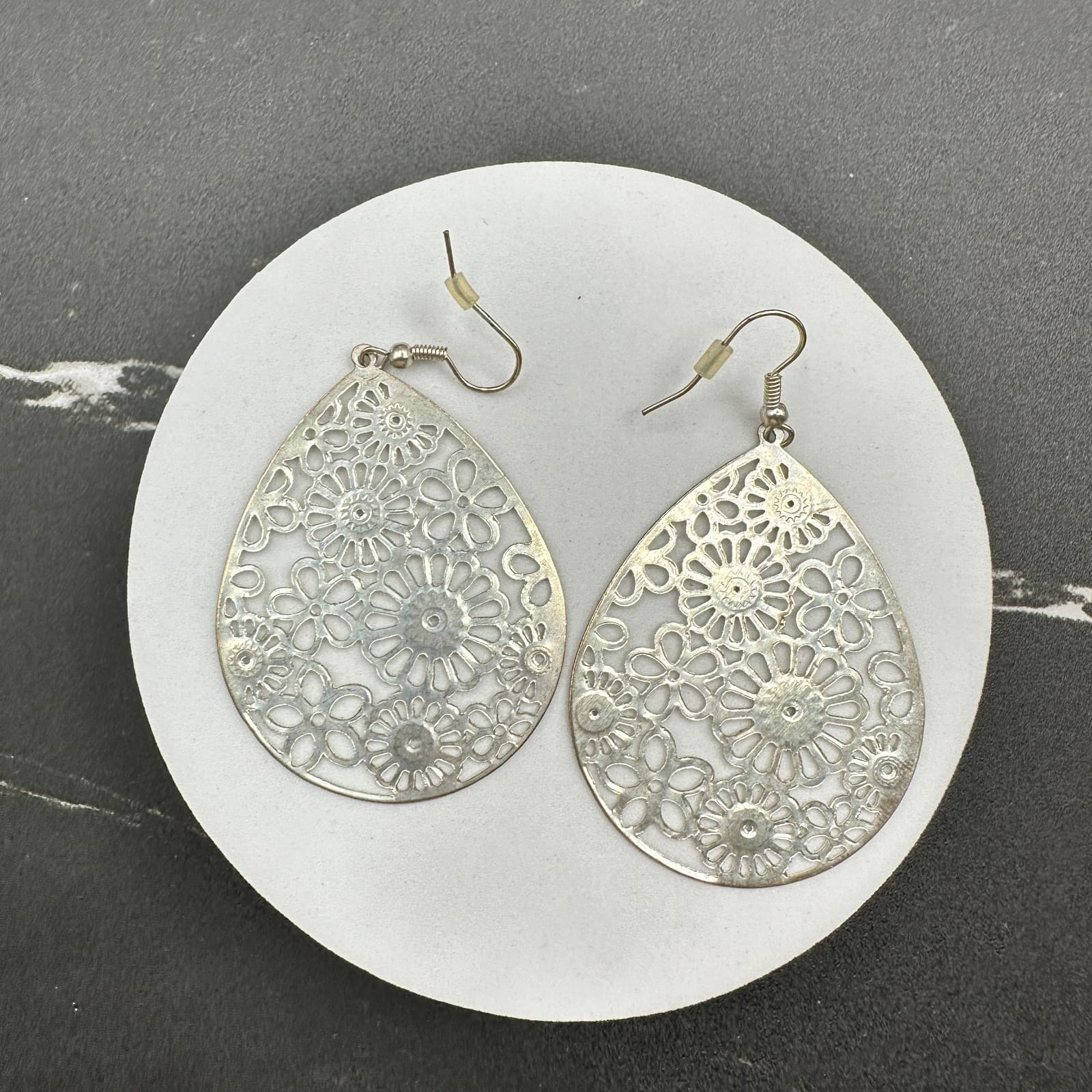 VTG Silver Tone Teardrop Floral Cutout Dangle Earrings Boho Statement Jewelry - Image 1