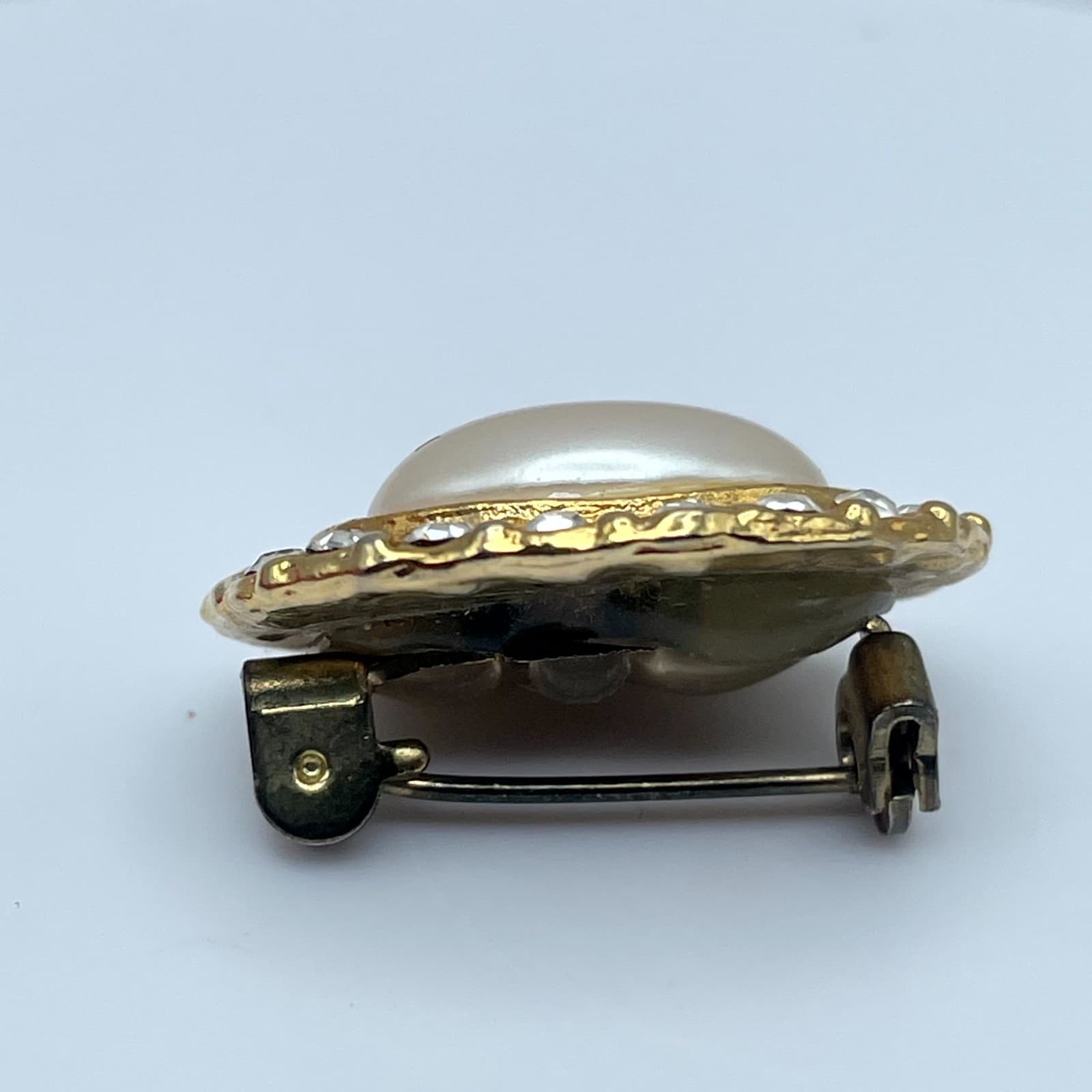 VTG Gold-Tone Faceted Rhinestone Mother Of Pearl Center Beads Oval Halo Brooch - Thumbnail 9