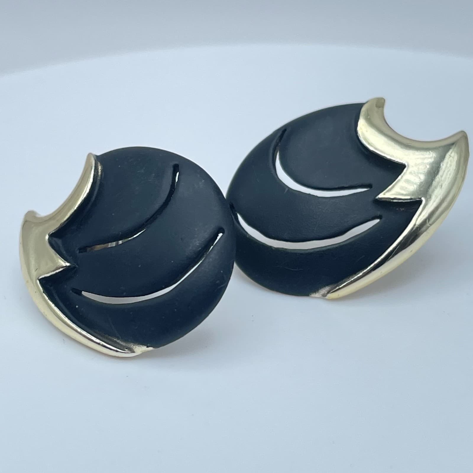 Vintage 90s Abstract Crescent Stud Earrings Gold Tone Women's Classic Jewelry - Thumbnail 4