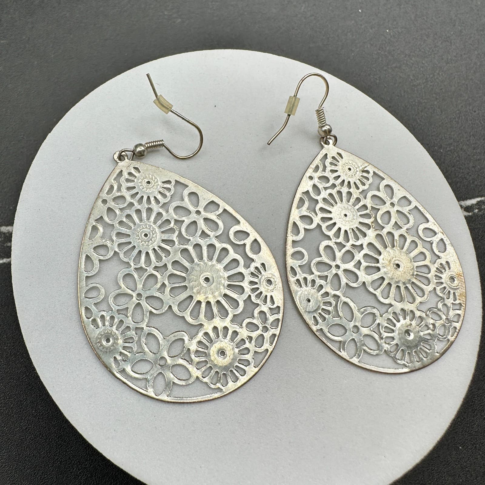 VTG Silver Tone Teardrop Floral Cutout Dangle Earrings Boho Statement Jewelry - Thumbnail 9