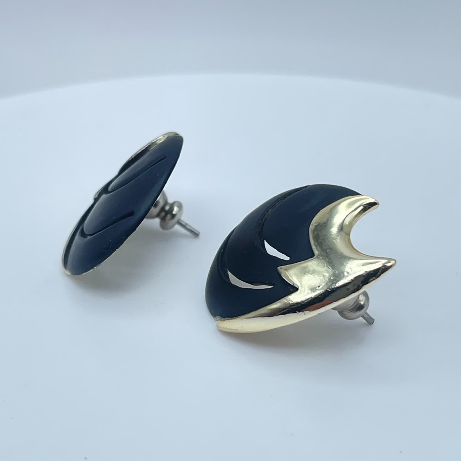 Vintage 90s Abstract Crescent Stud Earrings Gold Tone Women's Classic Jewelry - Thumbnail 5