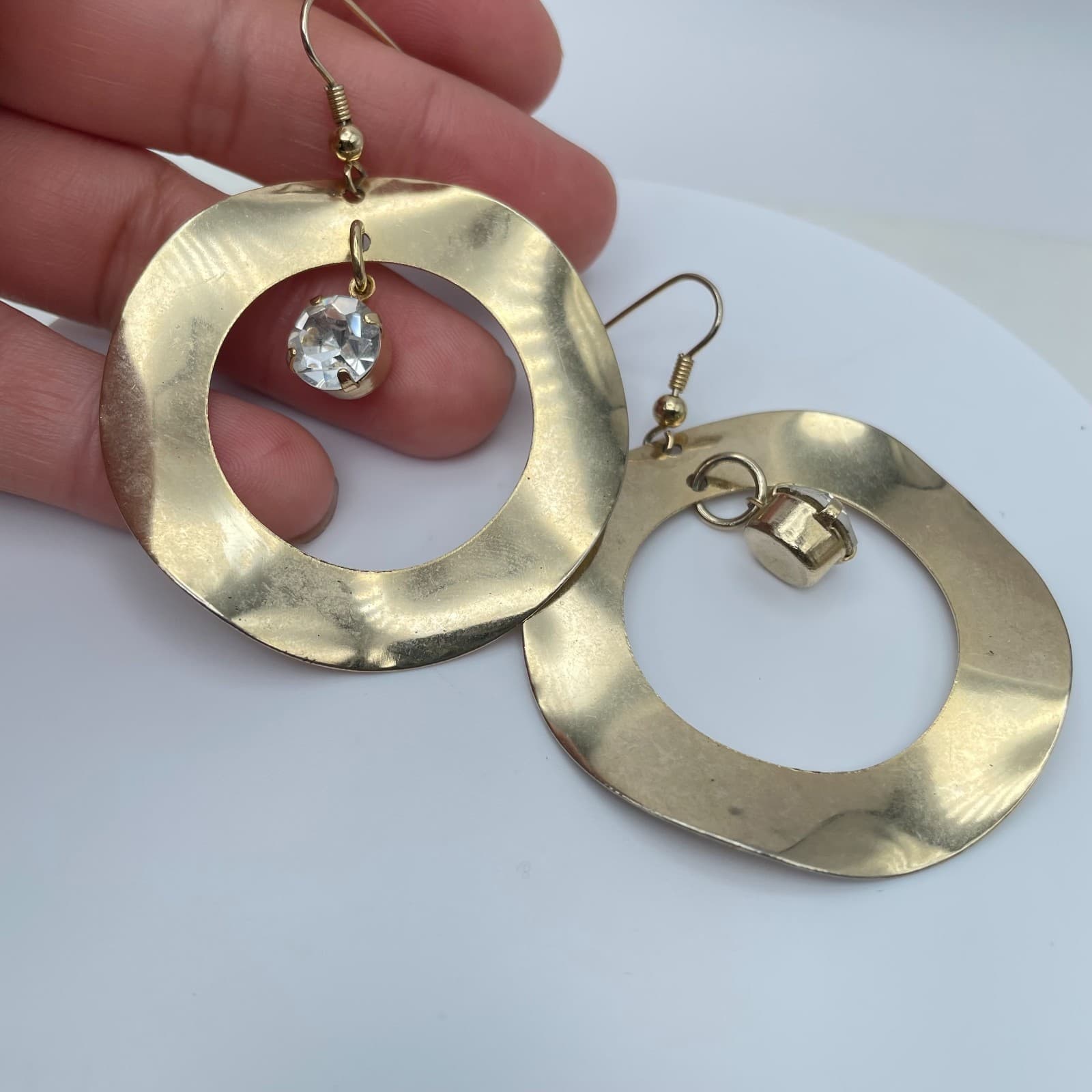 Vintage 90s Gold Tone Hammered Wavy Hoop Earrings Clear Rhinestone Jewelry - Thumbnail 7