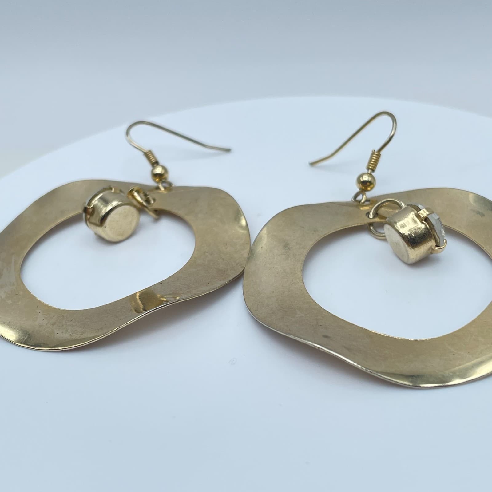 Vintage 90s Gold Tone Hammered Wavy Hoop Earrings Clear Rhinestone Jewelry - Thumbnail 2