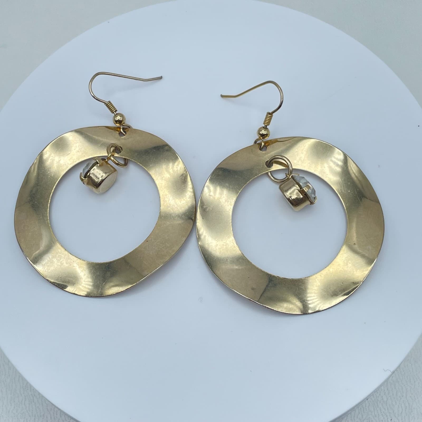 Vintage 90s Gold Tone Hammered Wavy Hoop Earrings Clear Rhinestone Jewelry - Image 1