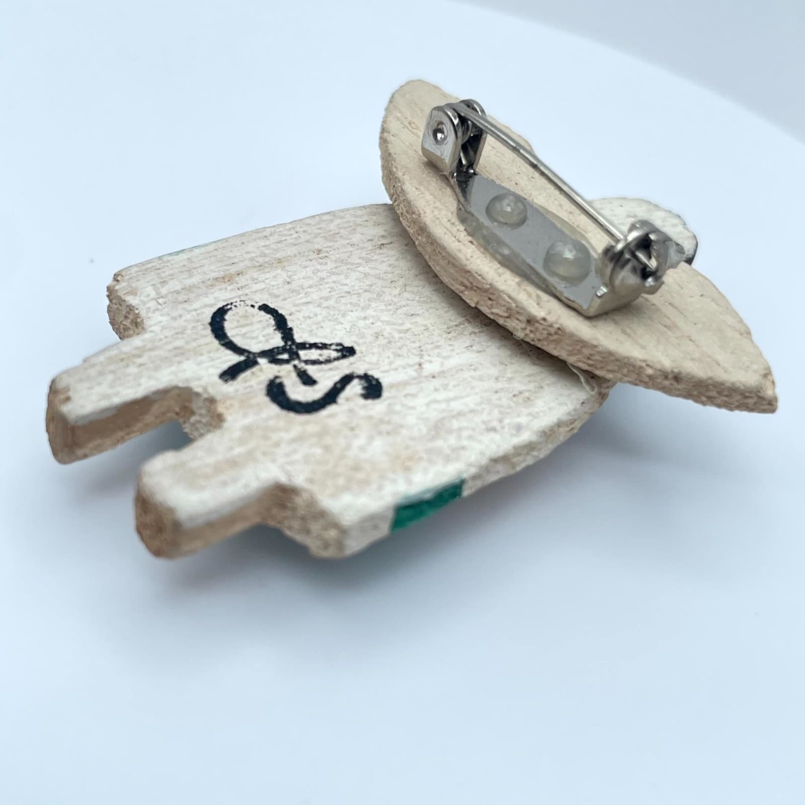 Vintage Beige White Yellow Star Center Folk Art Hand-Carved Wooden Angel Brooch - Thumbnail 4