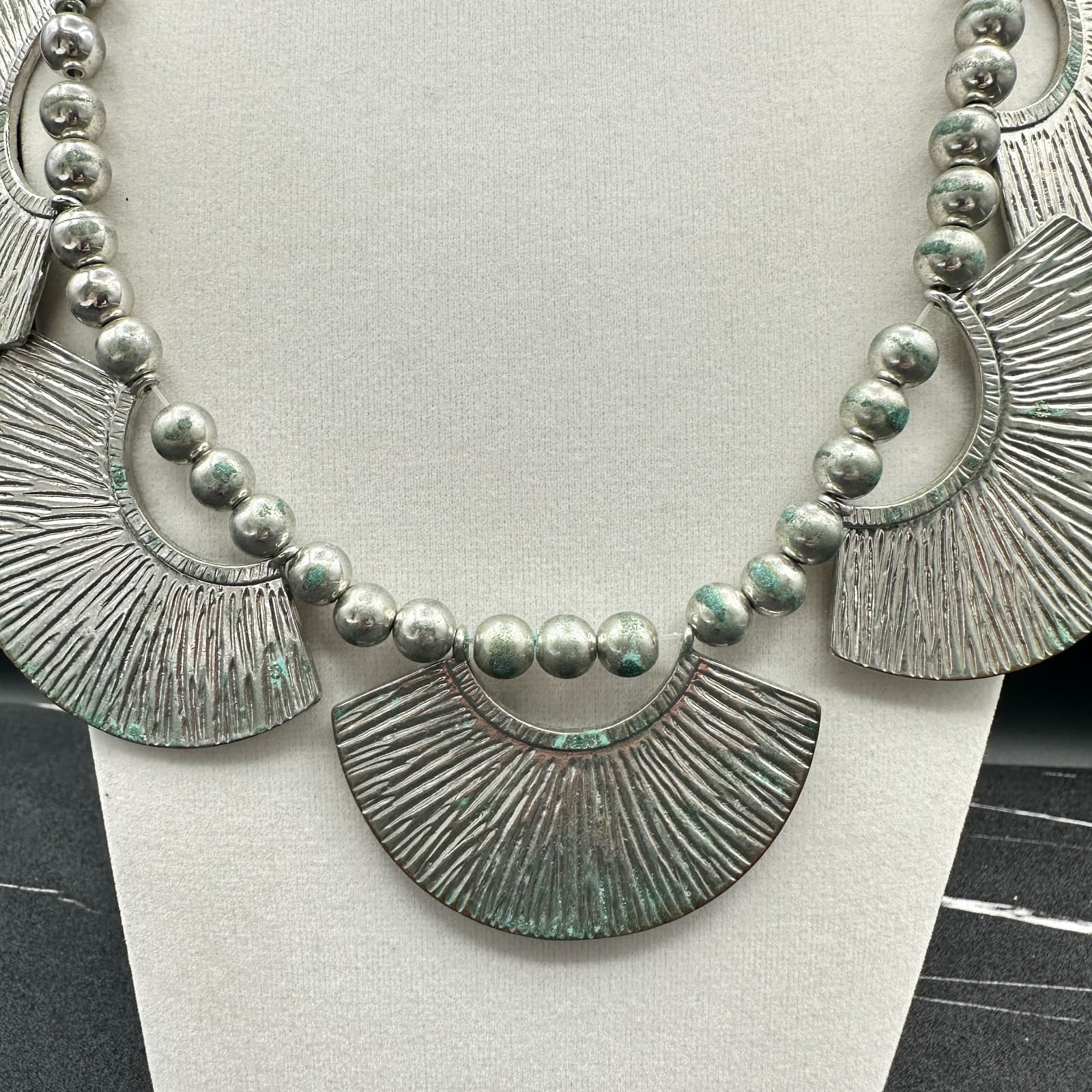 VTG Bib Choker Necklace Distressed Silver Tone Fan Shell Tribal Statement 22 in - Thumbnail 4