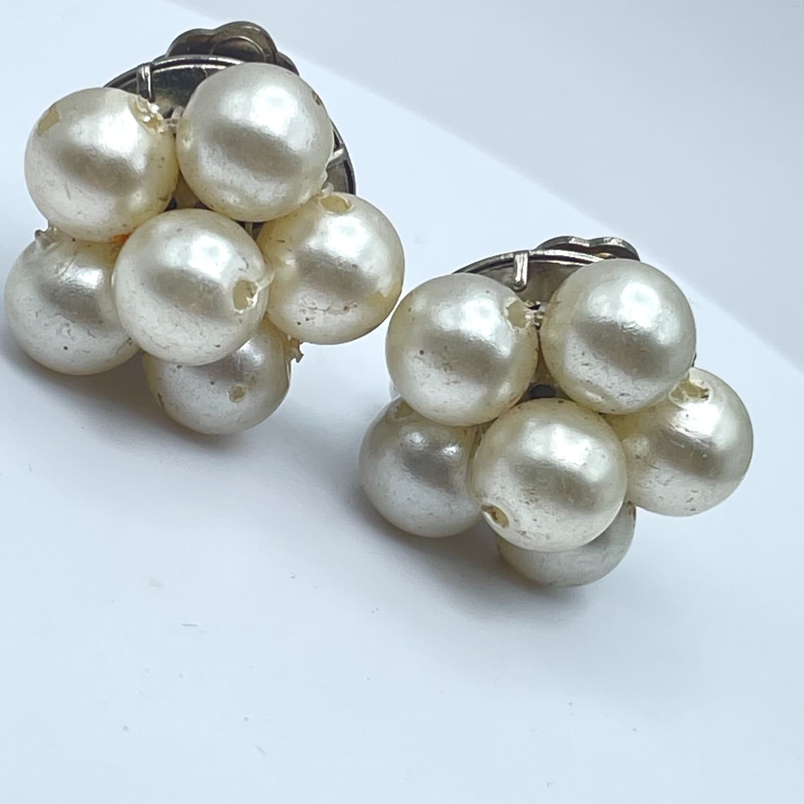 Vintage 50s 60s Hong Kong Faux Pearl Clip On Earrings Silver Tone Jewelry - Thumbnail 4