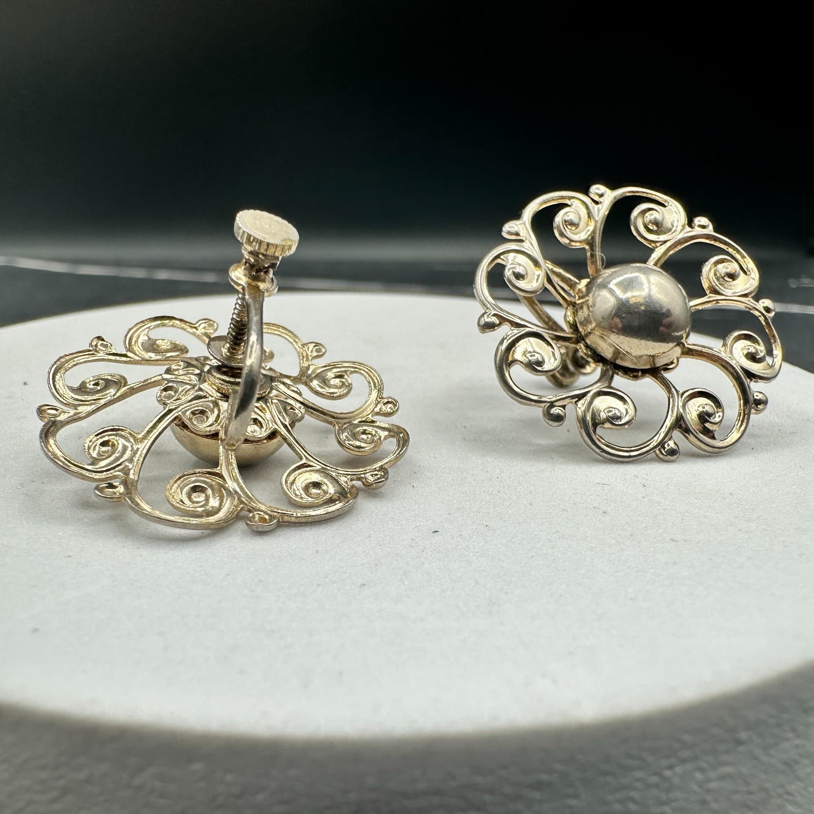 Vintage Silver Tone Filigree Screwback Earrings Scrollwork Dome Flower Retro - Thumbnail 5