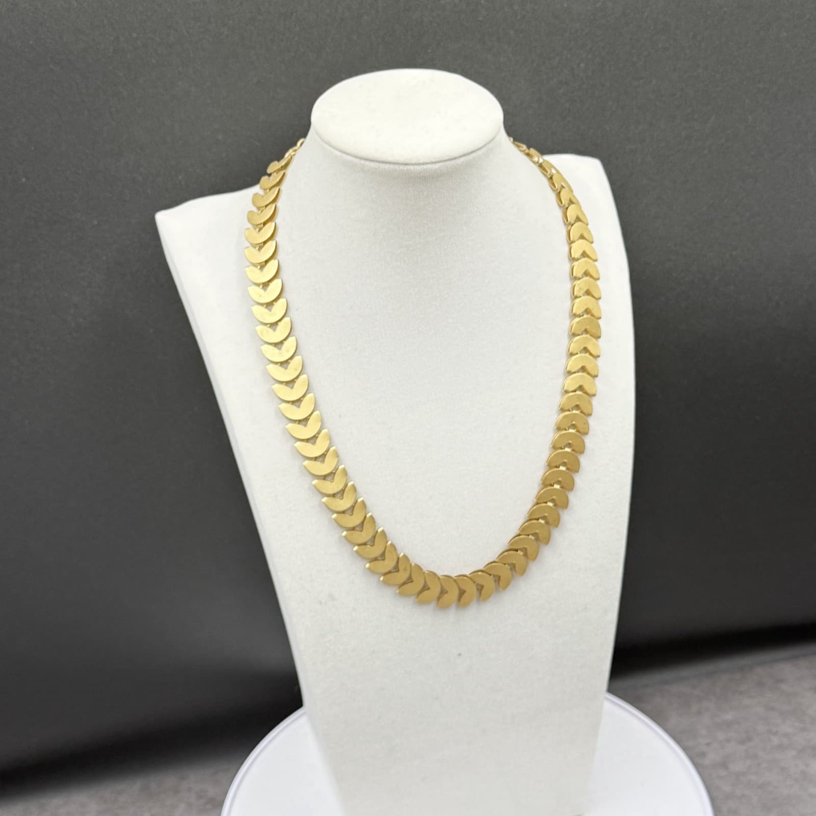 Vintage Gold-Tone Chevron Herringbone Chain Necklace Modern Y2K Style - Thumbnail 8