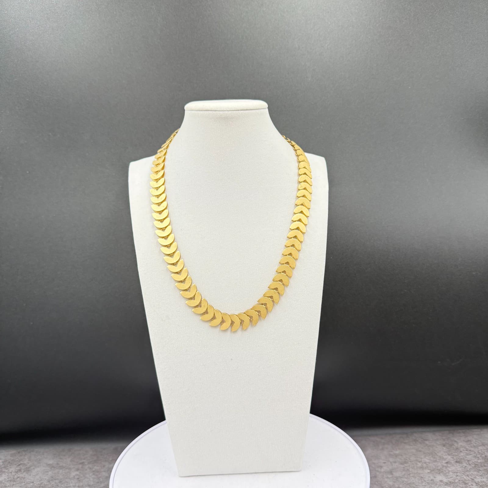 Vintage Gold-Tone Chevron Herringbone Chain Necklace Modern Y2K Style - Thumbnail 4