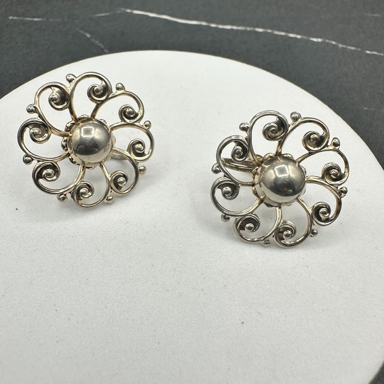 Vintage Silver Tone Filigree Screwback Earrings Scrollwork Dome Flower Retro - Thumbnail 3