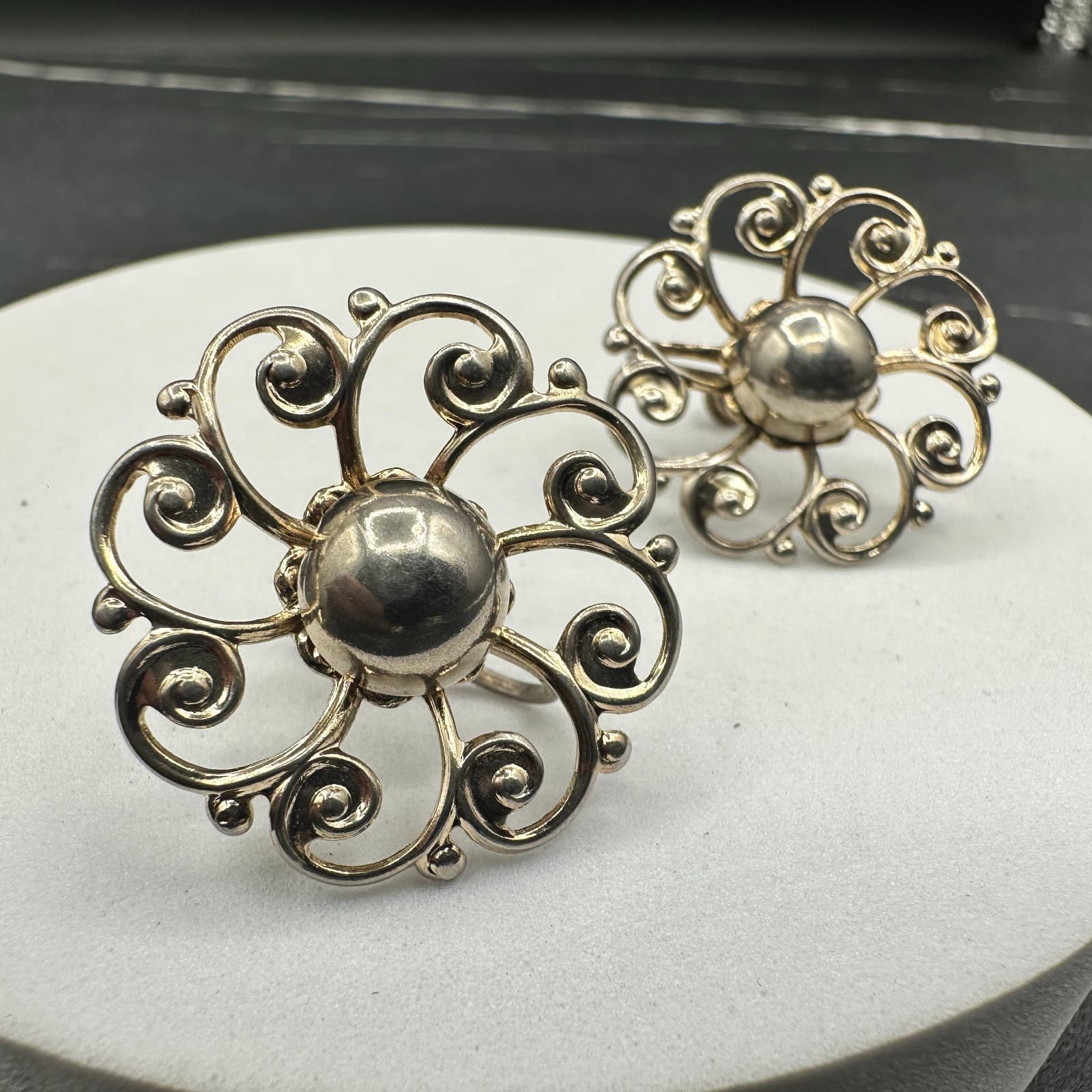 Vintage Silver Tone Filigree Screwback Earrings Scrollwork Dome Flower Retro - Thumbnail 4