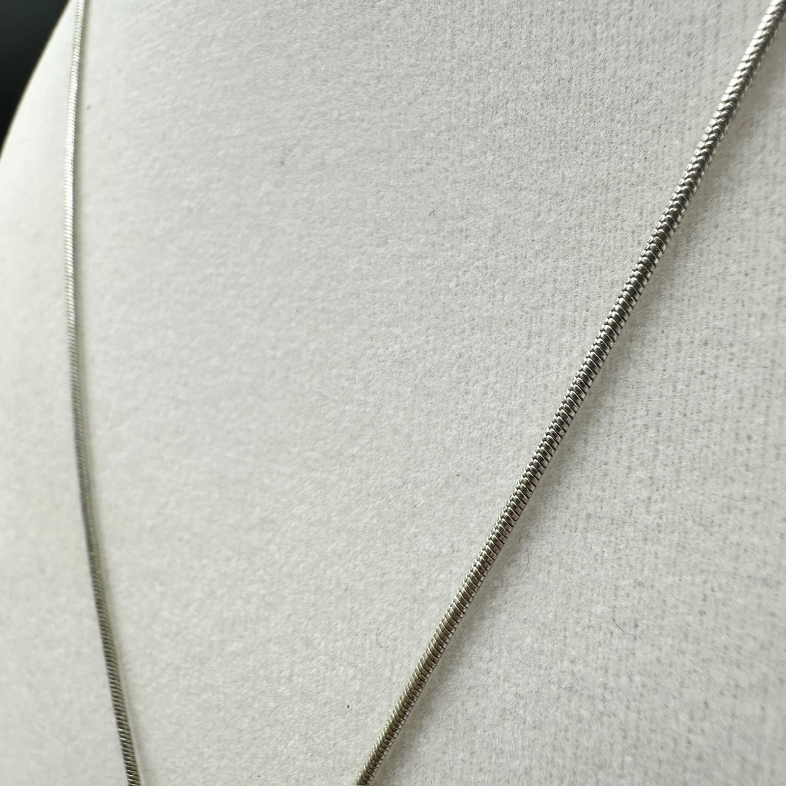 NY Vintage Silver-Tone Fleur-de-Lis Pendant Necklace w/ Crystal Accent 18in - Thumbnail 4