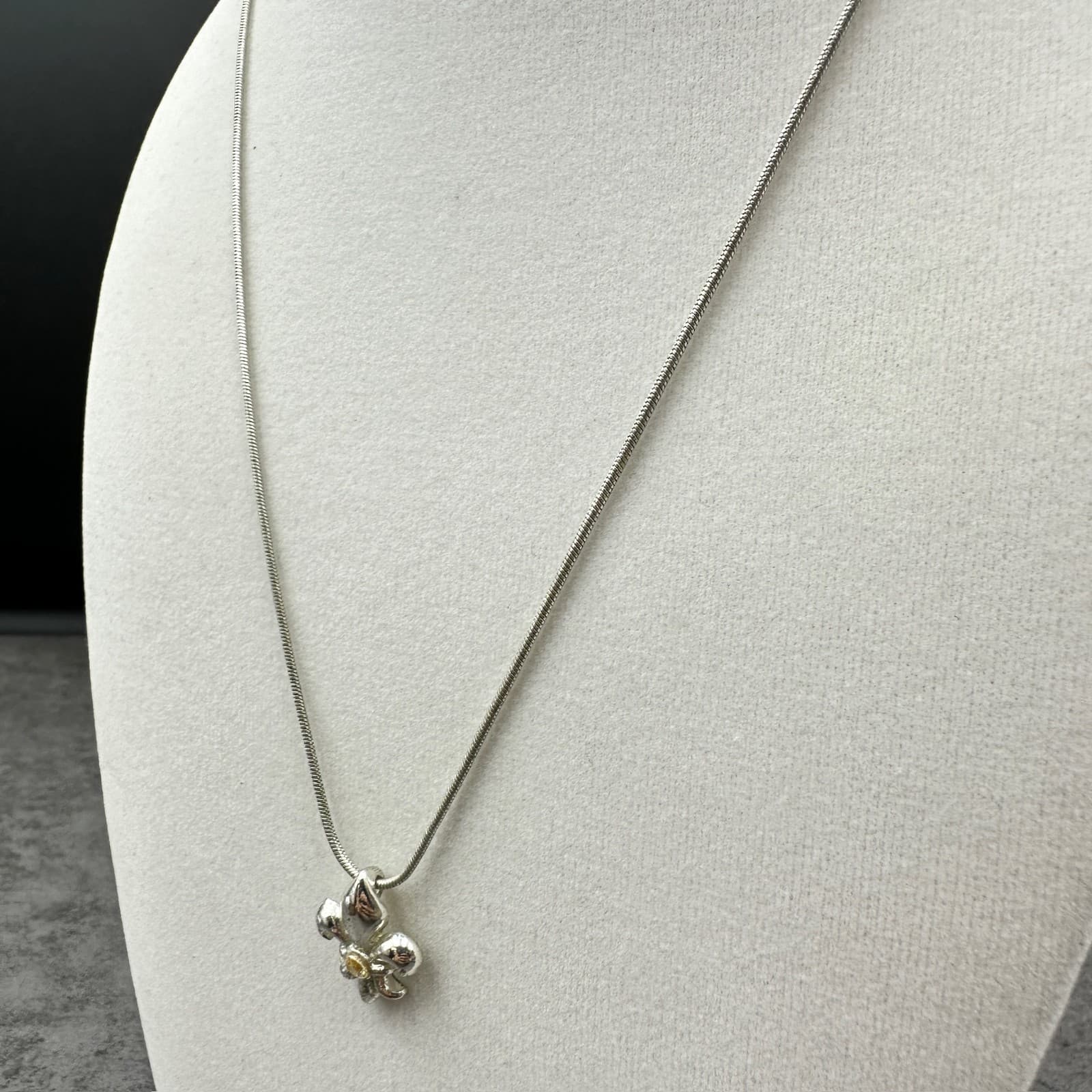 NY Vintage Silver-Tone Fleur-de-Lis Pendant Necklace w/ Crystal Accent 18in - Thumbnail 3