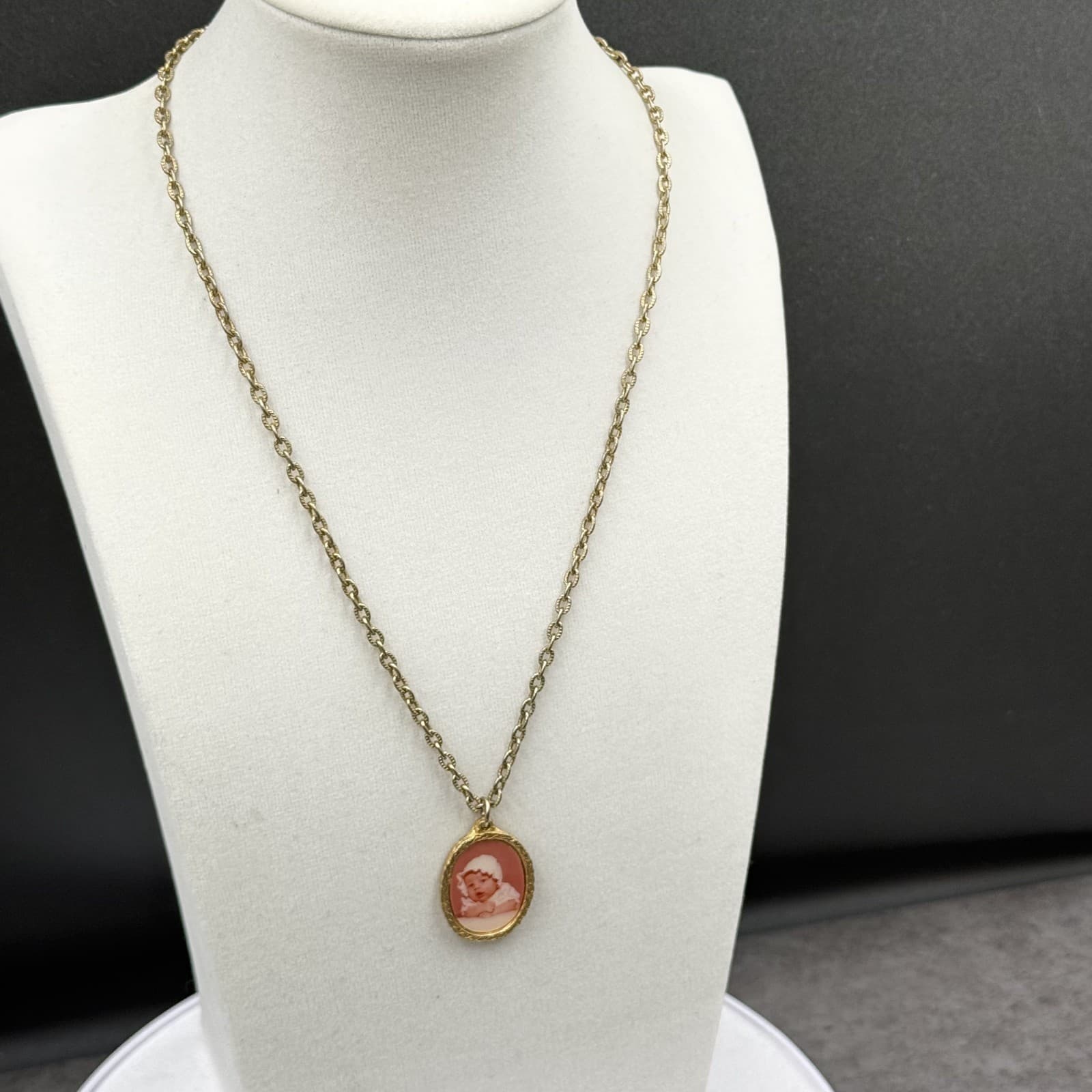 Vintage Gold-Tone Cameo Pendant Necklace Oval Portrait Classic Retro - Thumbnail 7