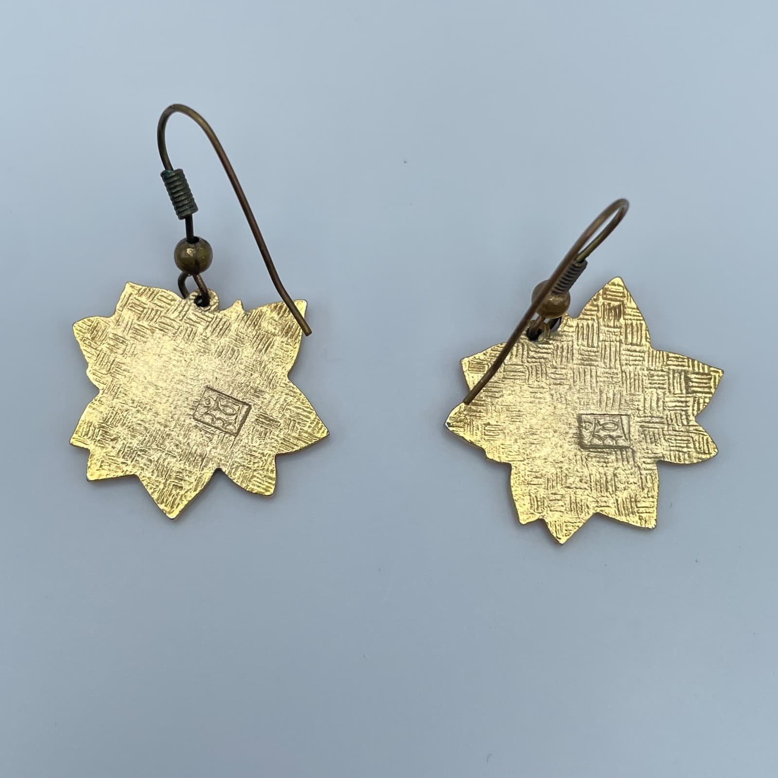 Vintage 90s Fish & Crown Maker's Mark Poinsettia Gold Tone Dangle Earrings - Thumbnail 5