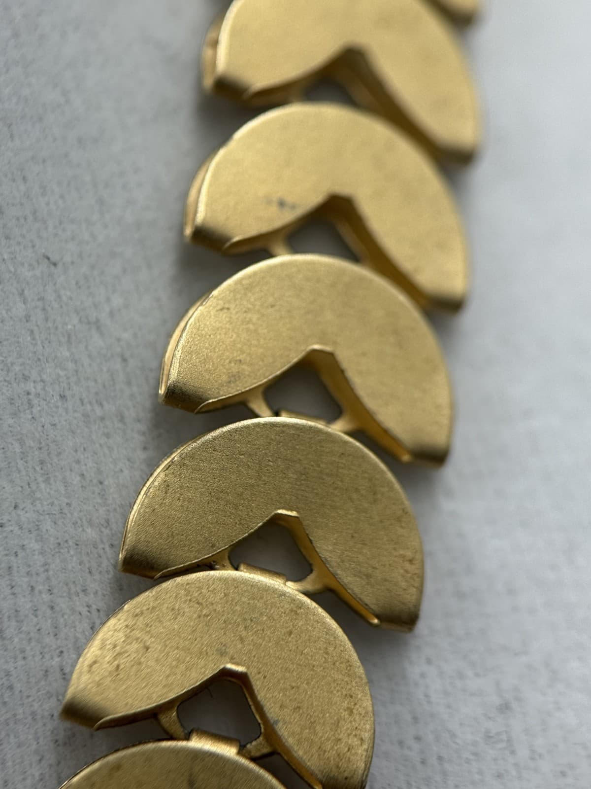 Vintage Gold-Tone Chevron Herringbone Chain Necklace Modern Y2K Style - Thumbnail 9