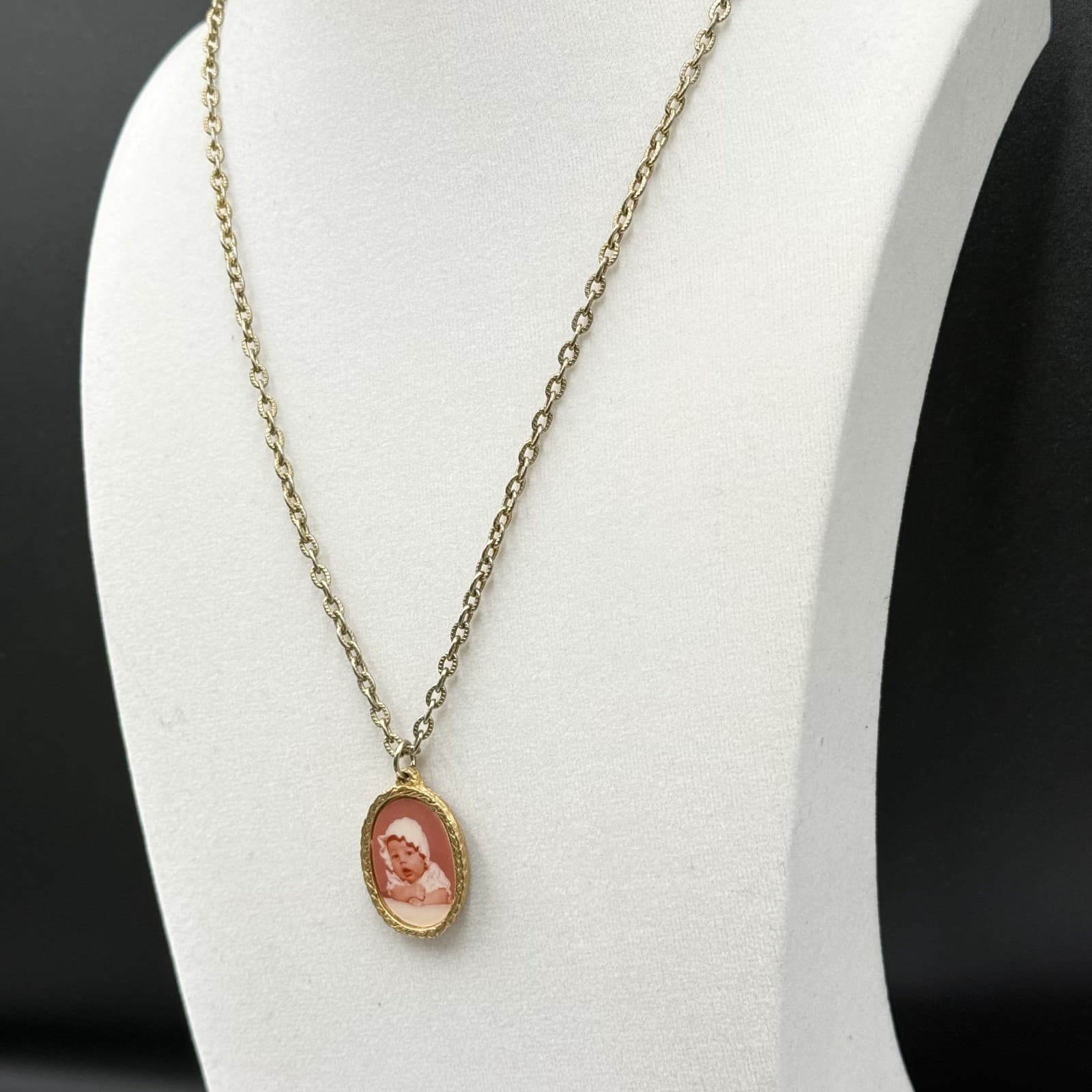 Vintage Gold-Tone Cameo Pendant Necklace Oval Portrait Classic Retro - Thumbnail 8