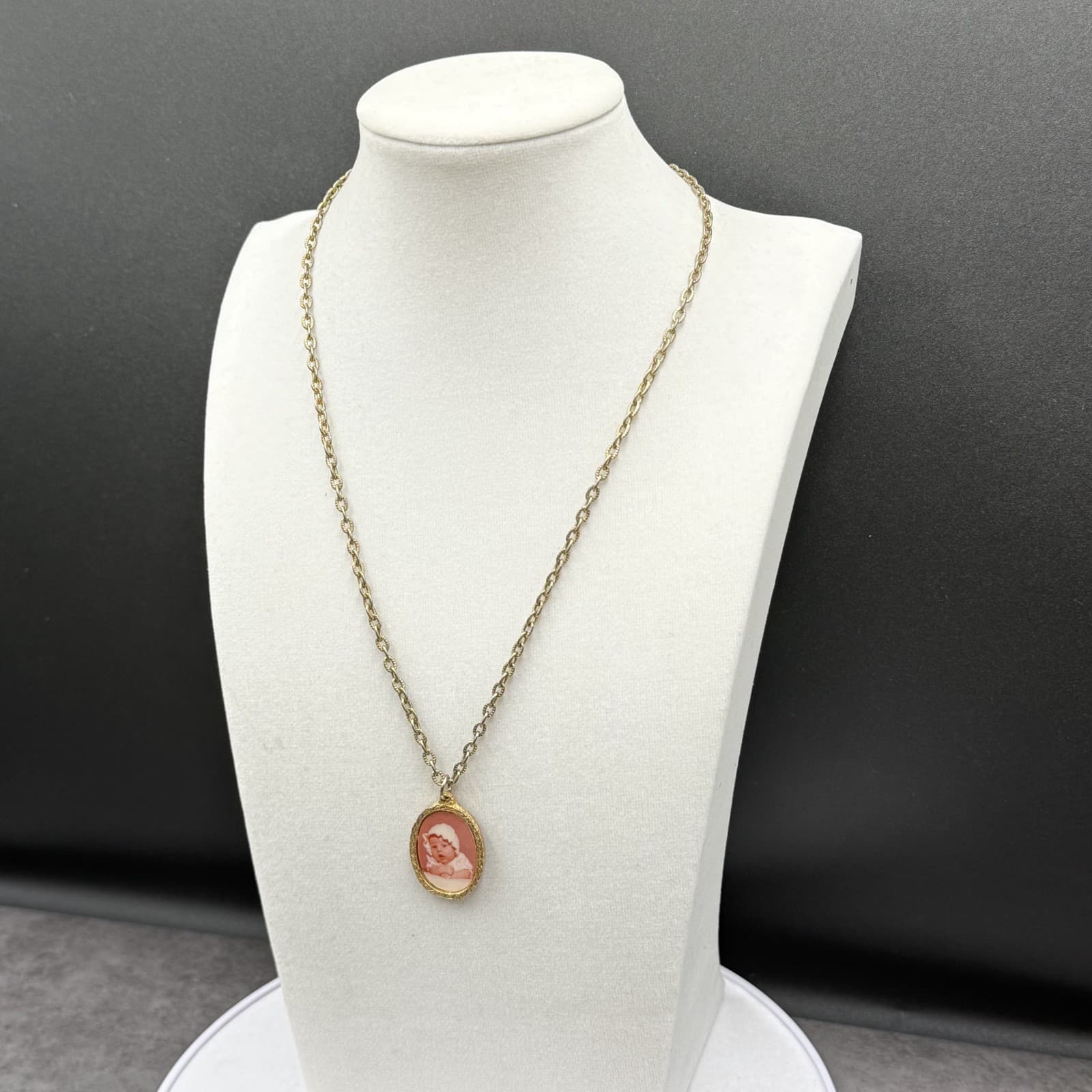 Vintage Gold-Tone Cameo Pendant Necklace Oval Portrait Classic Retro - Thumbnail 4