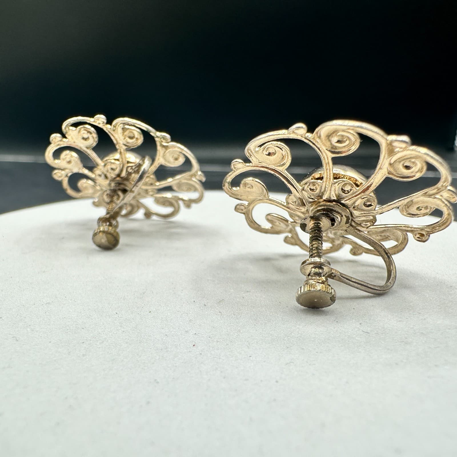 Vintage Silver Tone Filigree Screwback Earrings Scrollwork Dome Flower Retro - Thumbnail 7