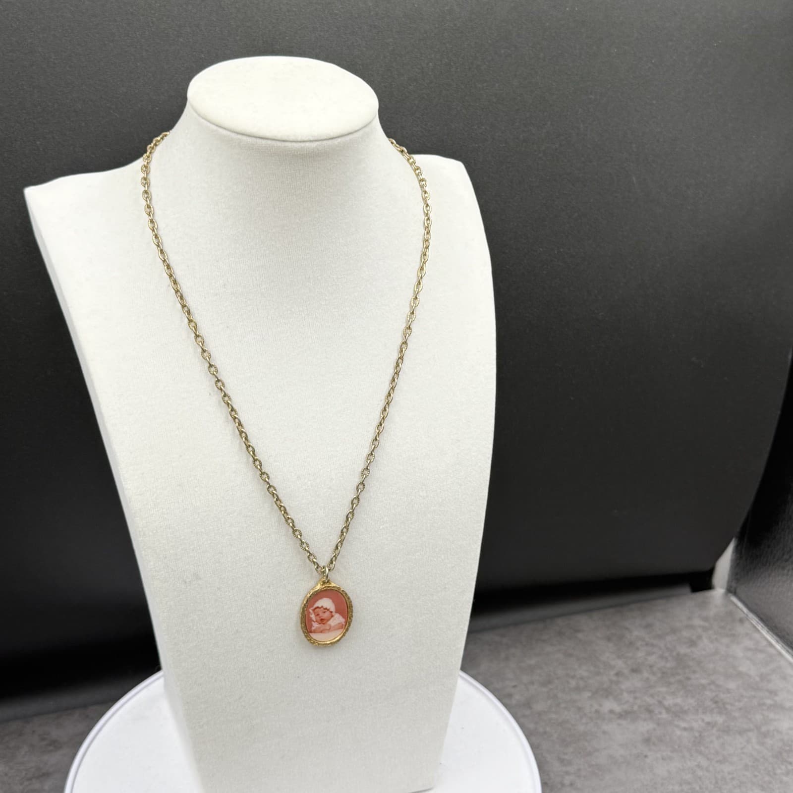 Vintage Gold-Tone Cameo Pendant Necklace Oval Portrait Classic Retro - Thumbnail 6