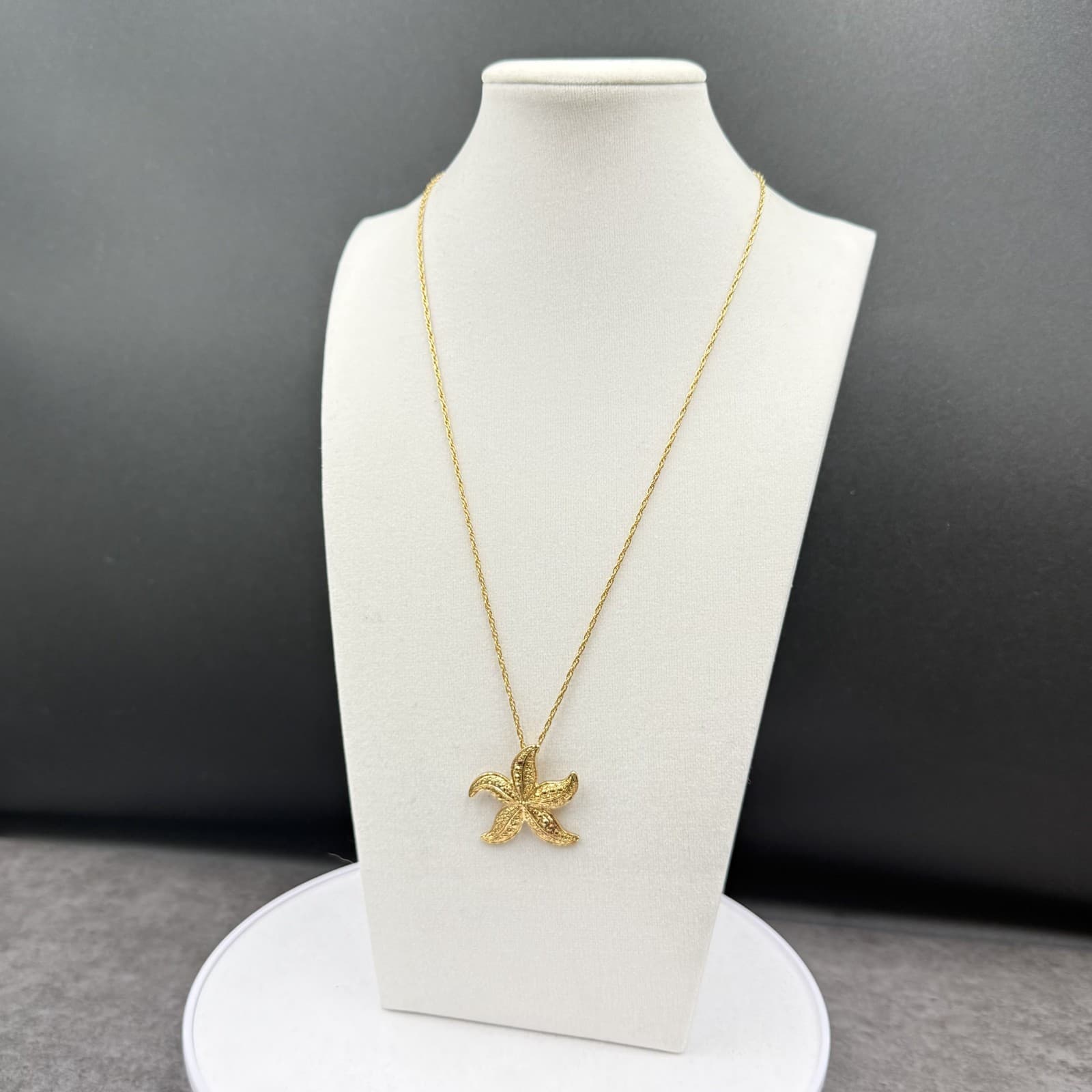 Vintage Gold-Tone Starfish Pendant Necklace Coastal Beachy Charm - Thumbnail 3