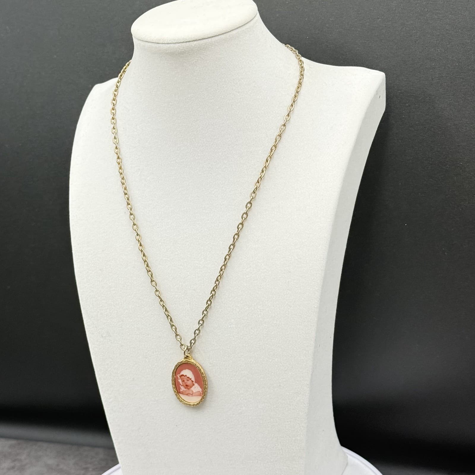 Vintage Gold-Tone Cameo Pendant Necklace Oval Portrait Classic Retro - Thumbnail 5