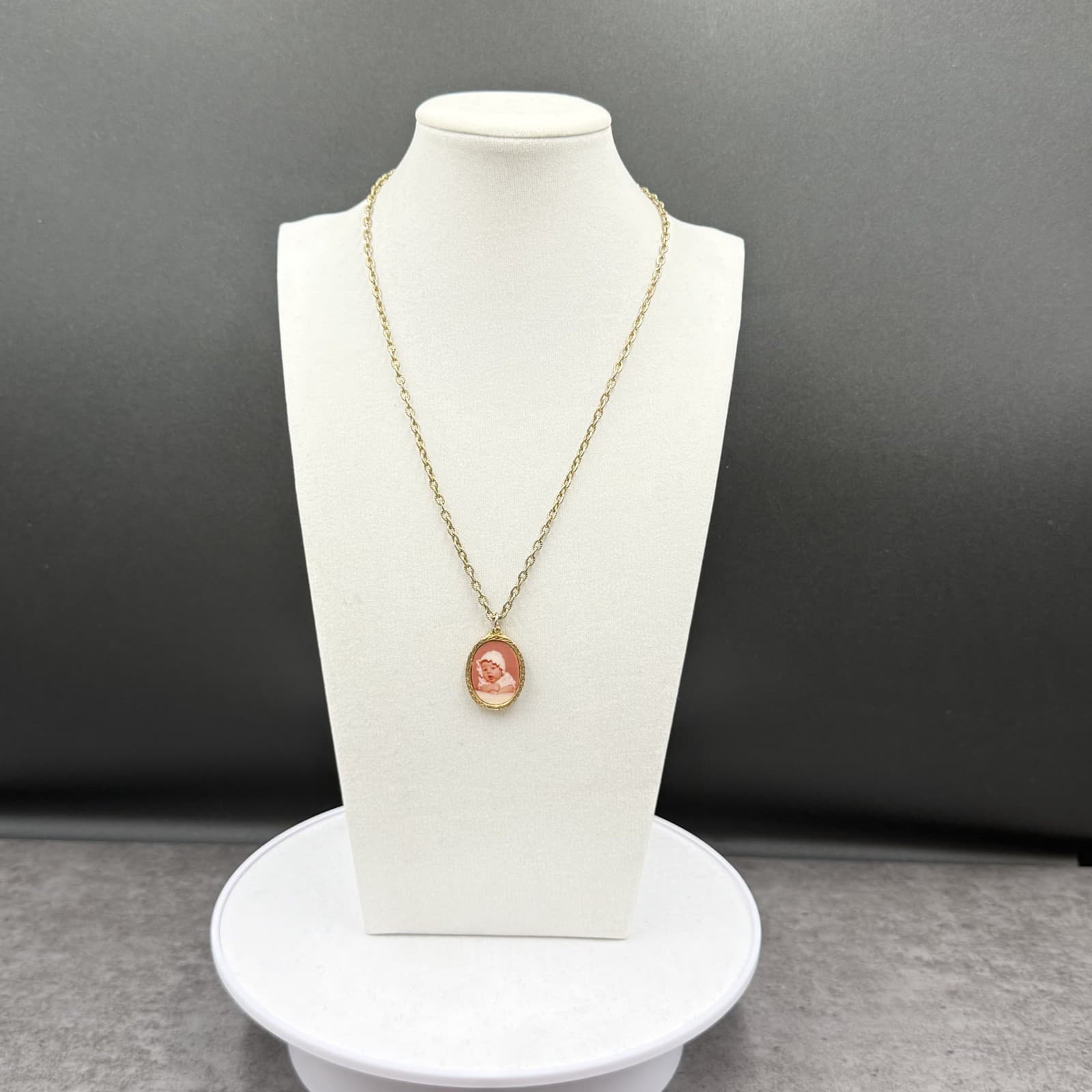 Vintage Gold-Tone Cameo Pendant Necklace Oval Portrait Classic Retro - Thumbnail 3