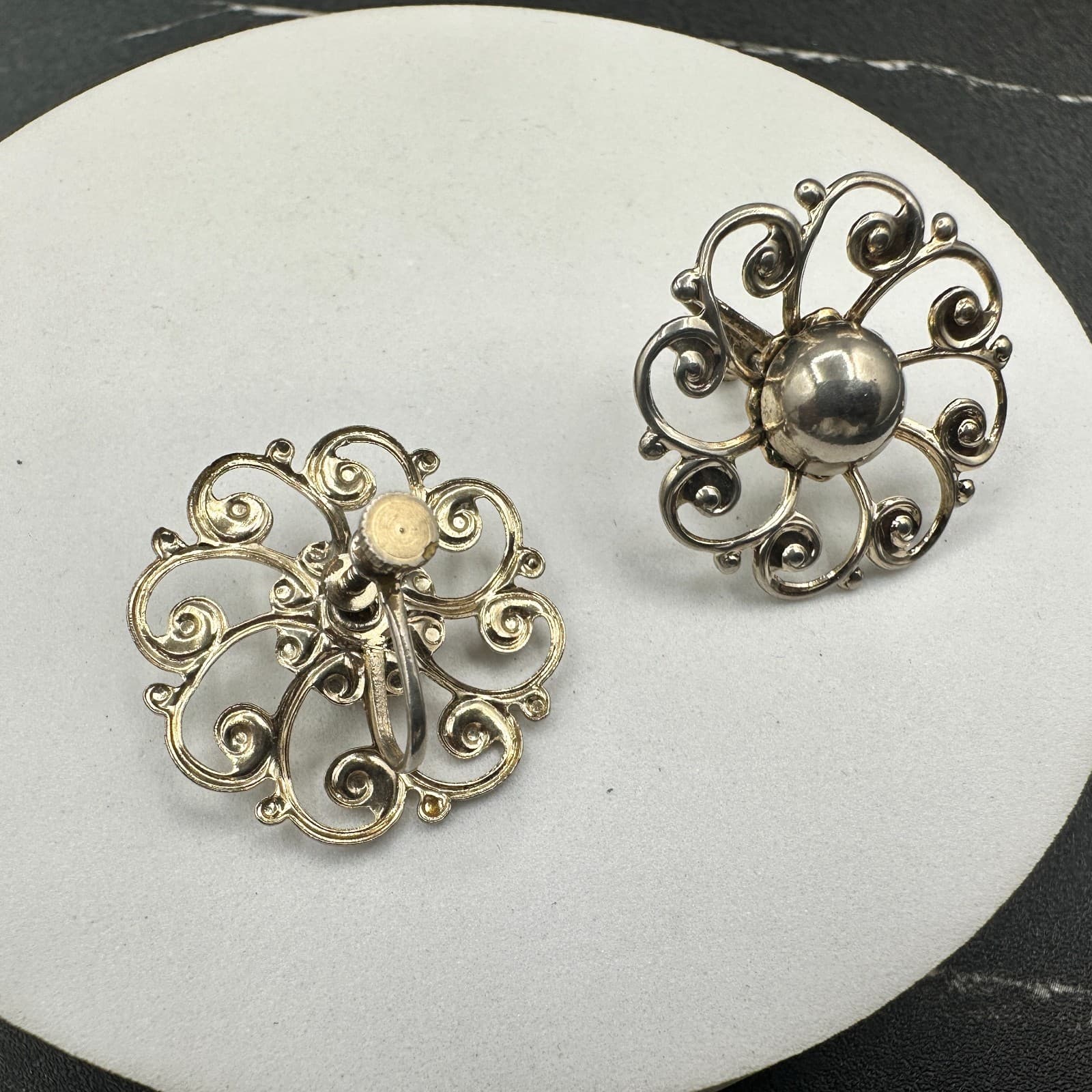 Vintage Silver Tone Filigree Screwback Earrings Scrollwork Dome Flower Retro - Thumbnail 6