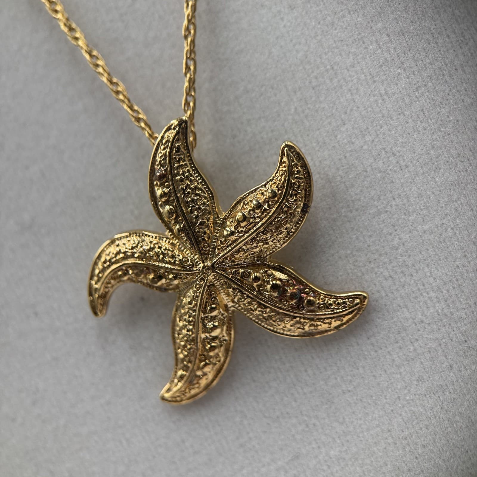 Vintage Gold-Tone Starfish Pendant Necklace Coastal Beachy Charm - Image 1