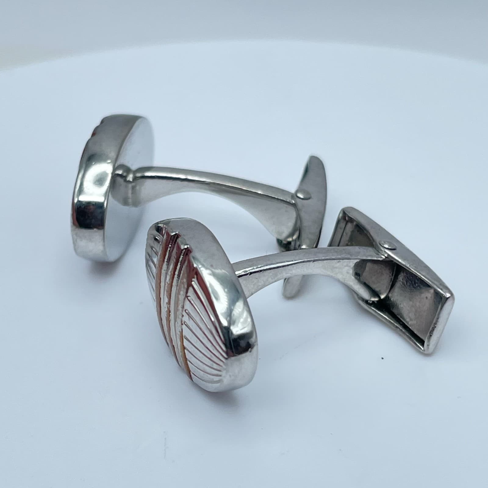 Vintage Ike Behar Silver-Tone Oval Ridged Engraved Metal Toggle Back Cufflinks - Thumbnail 6