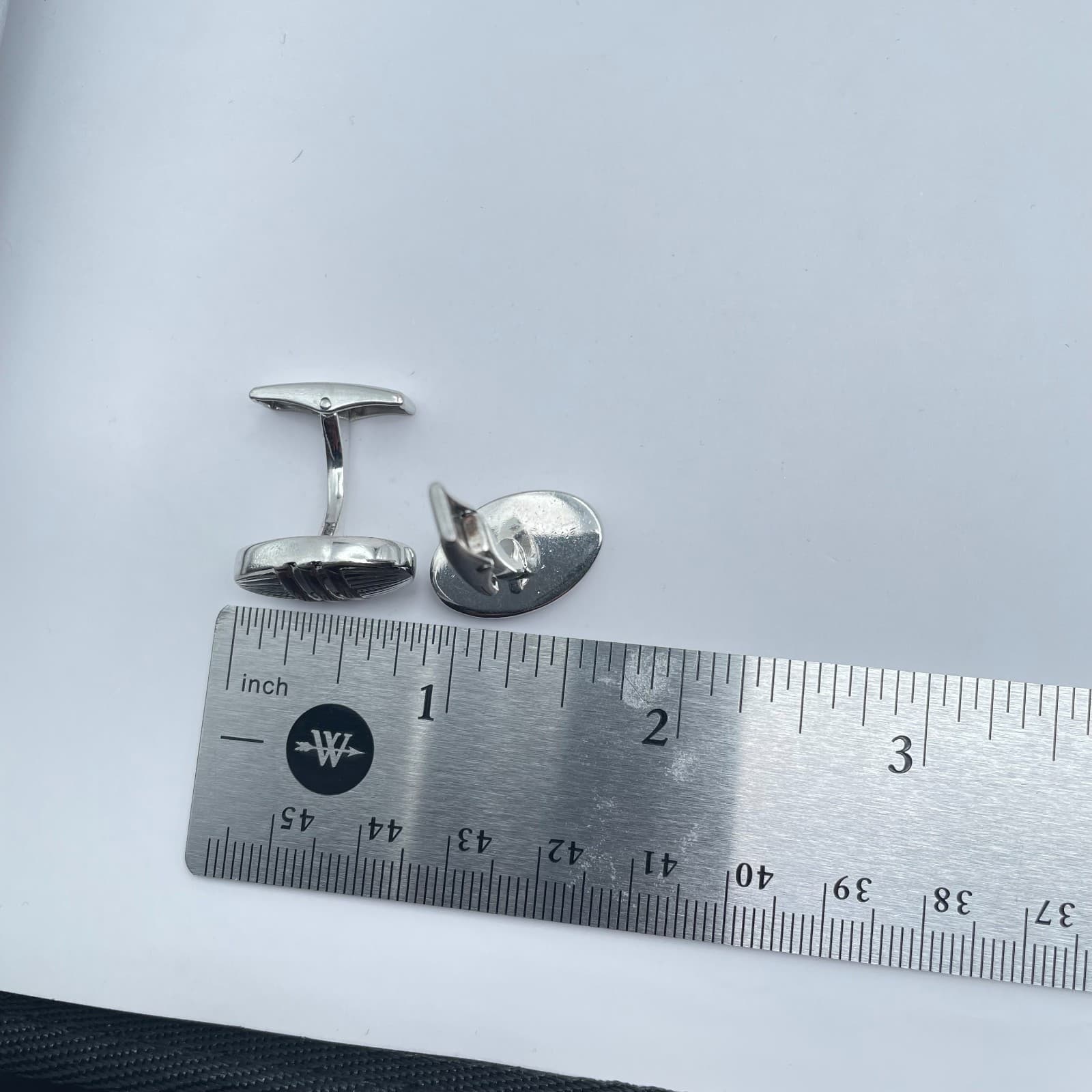 Vintage Ike Behar Silver-Tone Oval Ridged Engraved Metal Toggle Back Cufflinks - Thumbnail 2