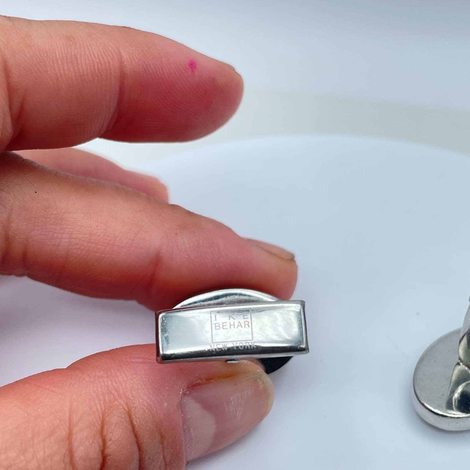 Vintage Ike Behar Silver-Tone Oval Ridged Engraved Metal Toggle Back Cufflinks - Thumbnail 4