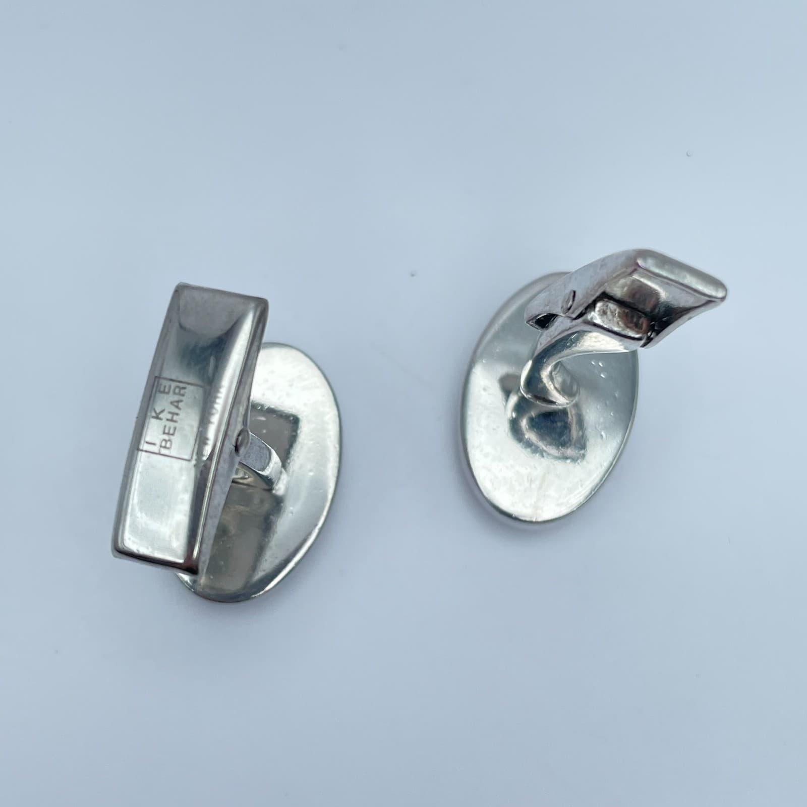 Vintage Ike Behar Silver-Tone Oval Ridged Engraved Metal Toggle Back Cufflinks - Thumbnail 3