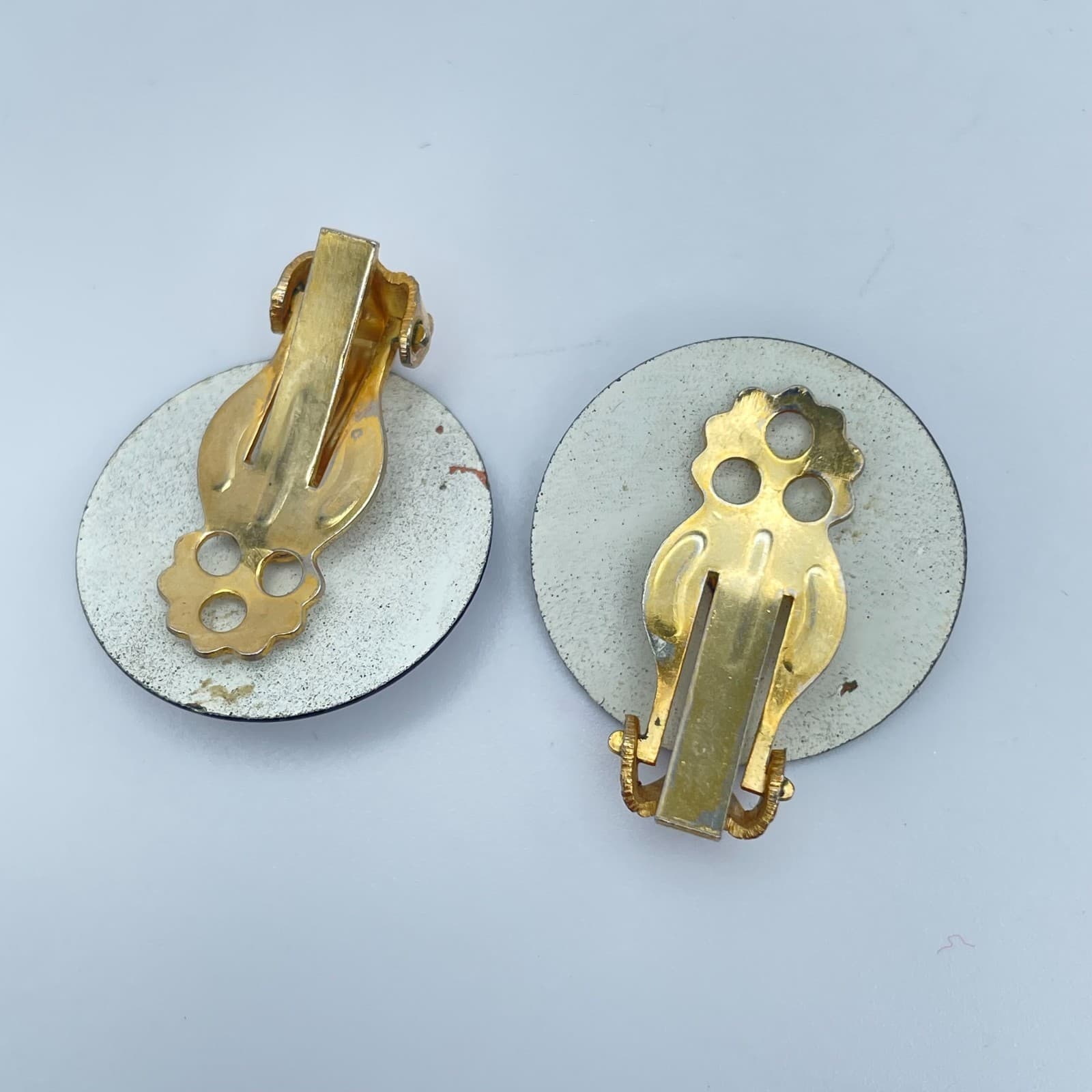 Vintage Gold-Tone Pop Art Monochrome Enamel Button Button Stud Clip-On Earrings - Thumbnail 4