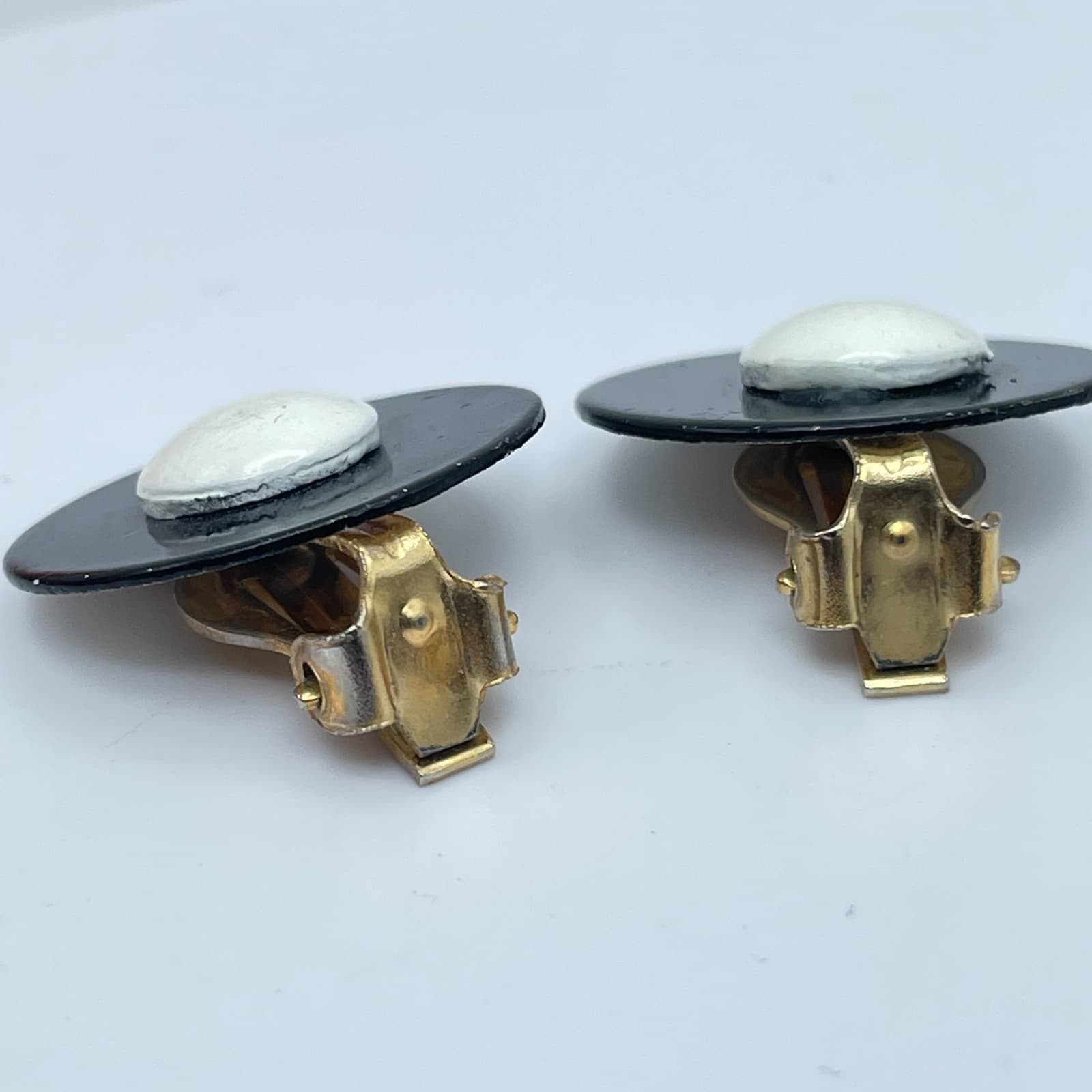 Vintage Gold-Tone Pop Art Monochrome Enamel Button Button Stud Clip-On Earrings - Thumbnail 7