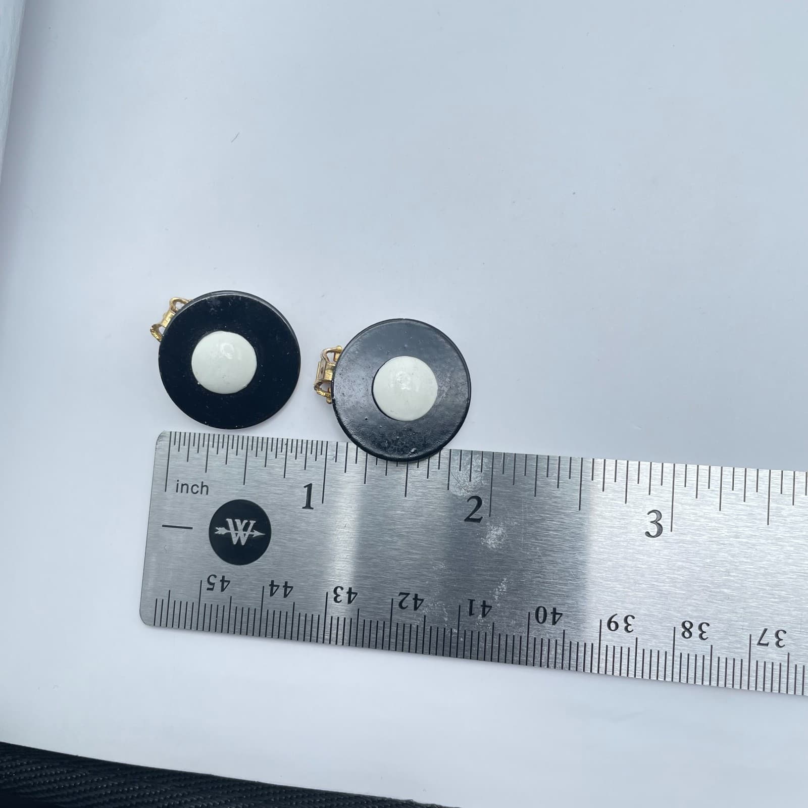 Vintage Gold-Tone Pop Art Monochrome Enamel Button Button Stud Clip-On Earrings - Thumbnail 3