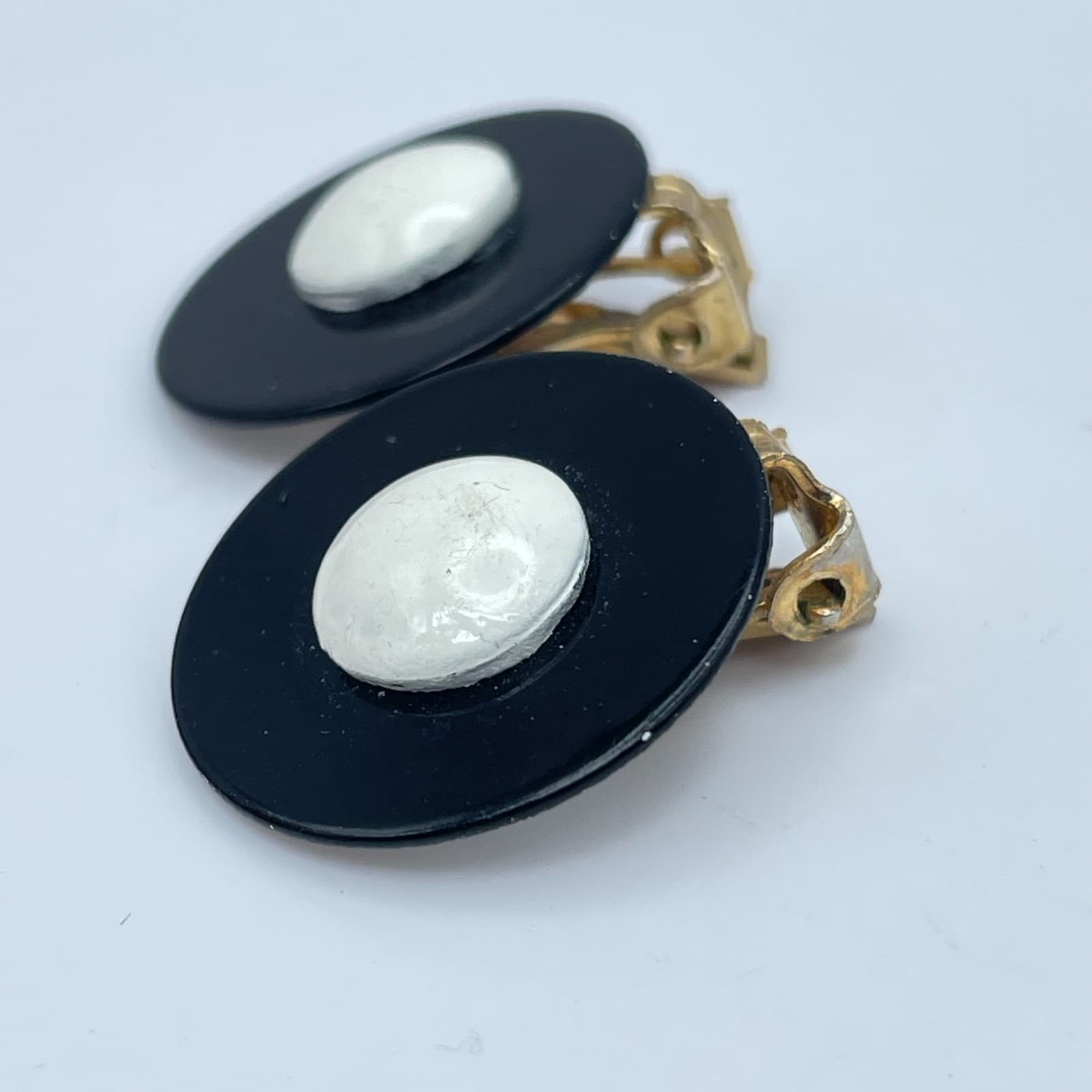 Vintage Gold-Tone Pop Art Monochrome Enamel Button Button Stud Clip-On Earrings - Thumbnail 6