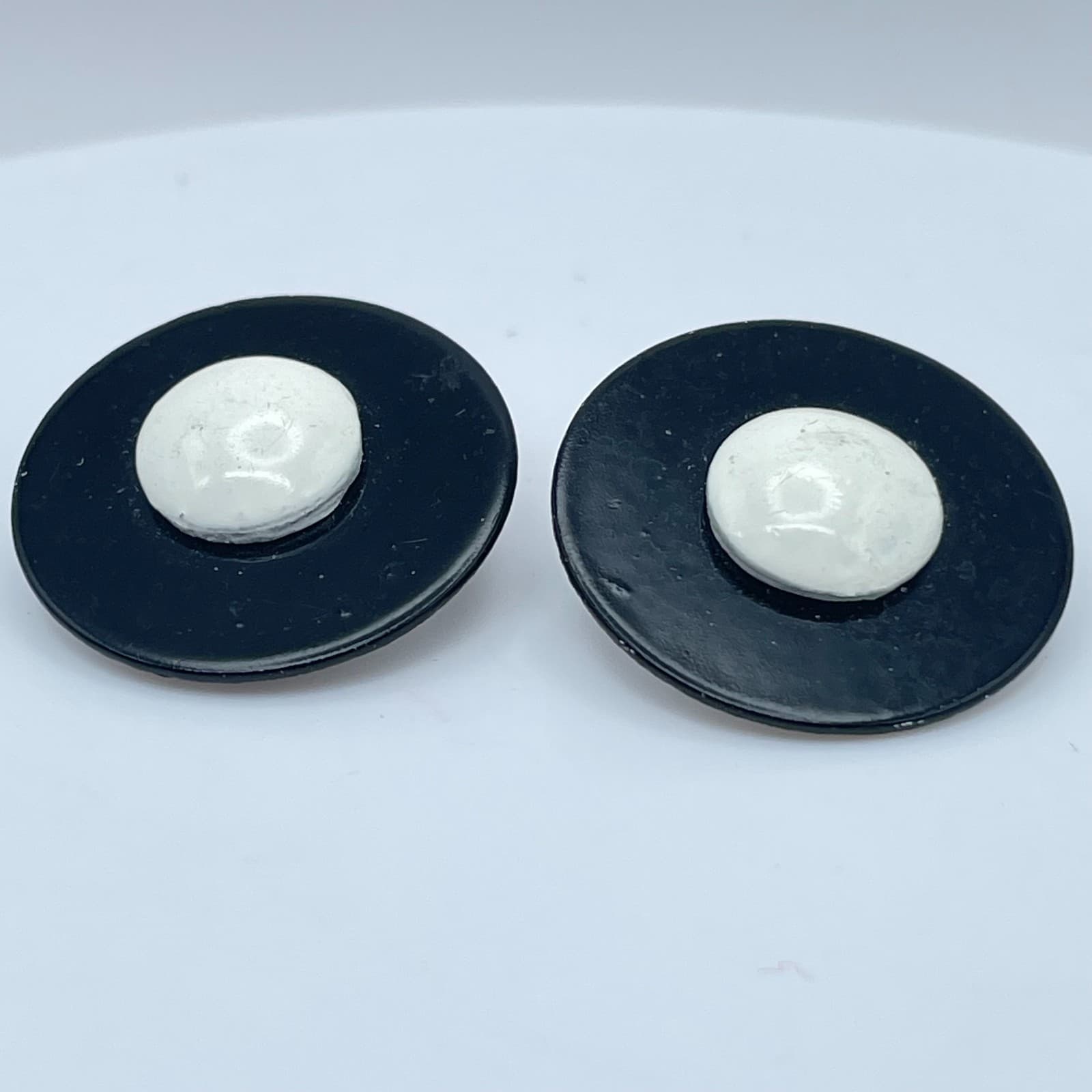 Vintage Gold-Tone Pop Art Monochrome Enamel Button Button Stud Clip-On Earrings - Thumbnail 5