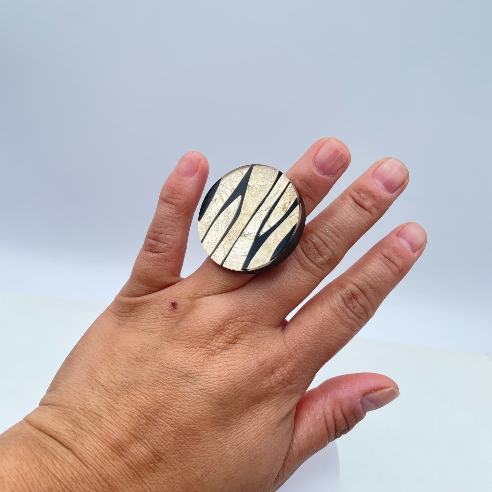 Vintage Silver-Tone Adjustable Glassmour Zebra Palateau Art Deco Cocktail Ring - Thumbnail 8