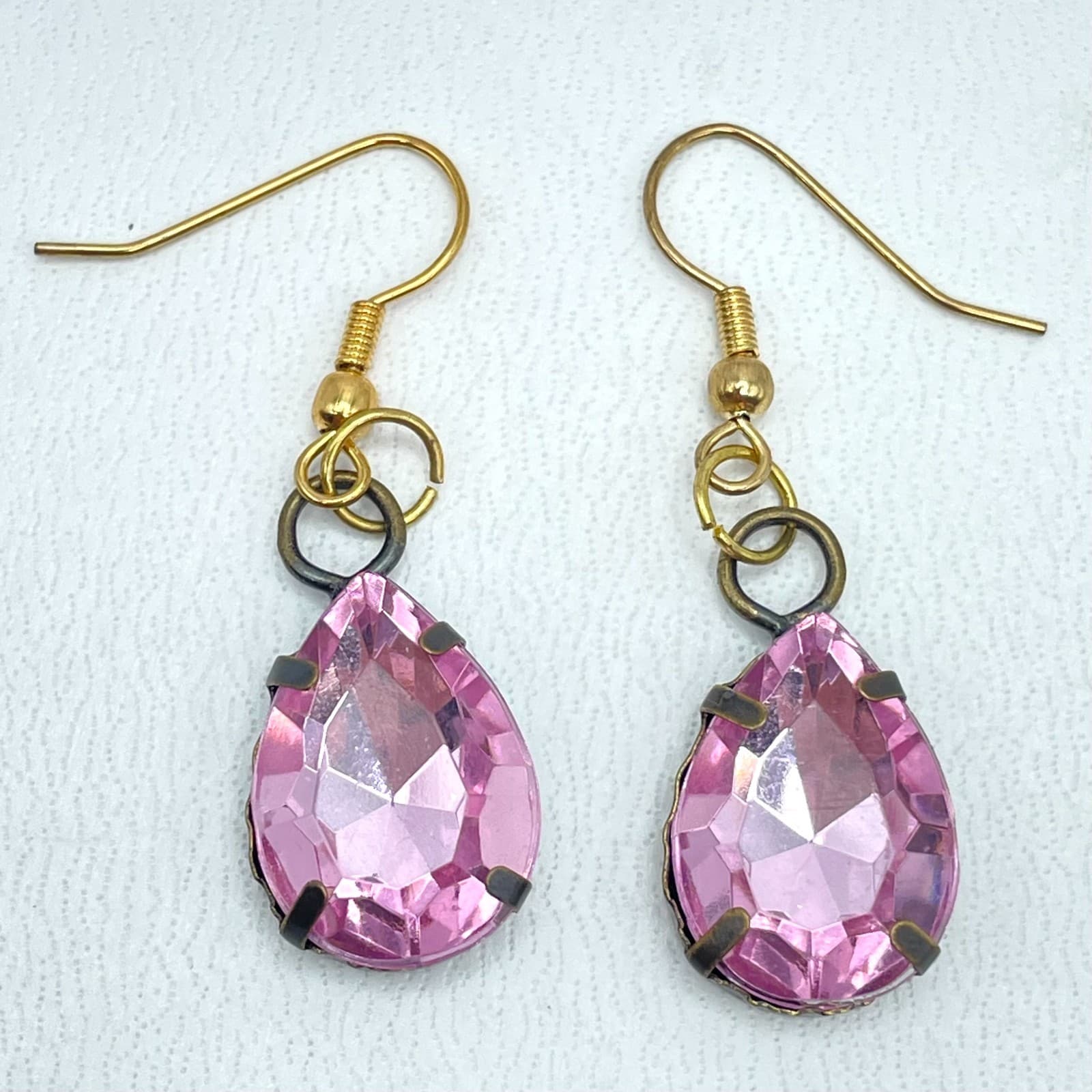 VTG Gold-Tone Pink Faceted Rhinestone Glass Prong Teardrop Bead Dangle Earrings - Image 1