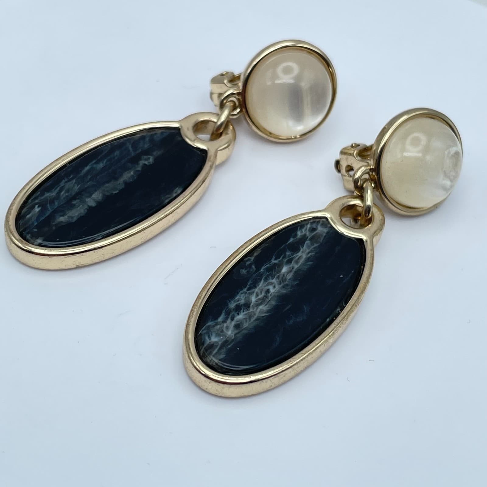 Vintage Gold-Tone Moonstone Bezel Poured Enamel Cabochon Clip-on Dangle Earrings - Thumbnail 4