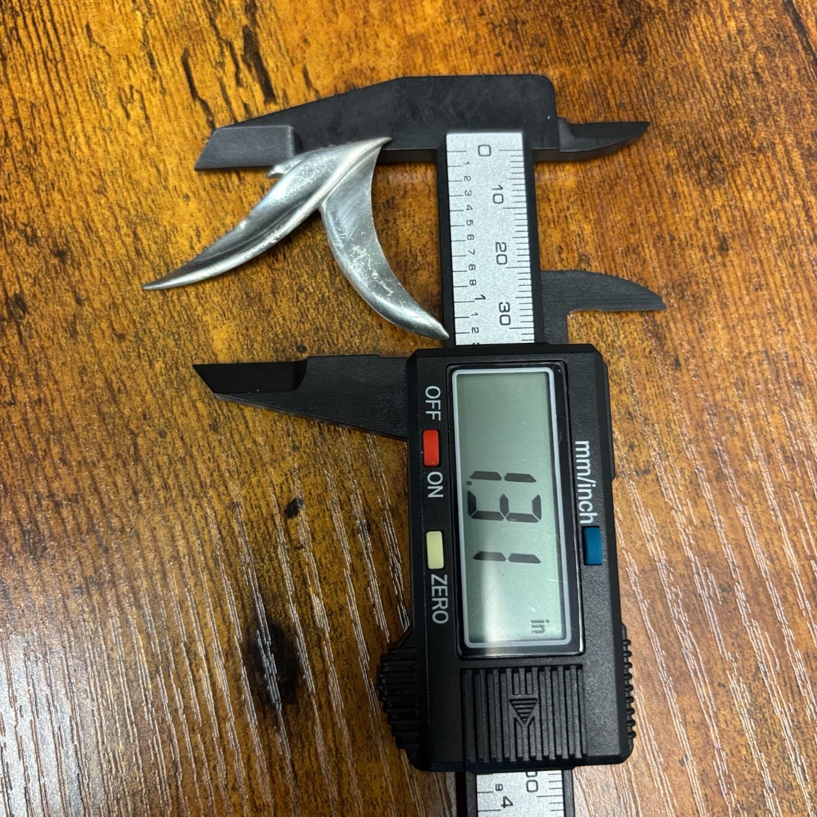 Vintage VTG Pewter Brooch Pin Modern Abstract Scythe Crescent Wave Unsigned - Thumbnail 2