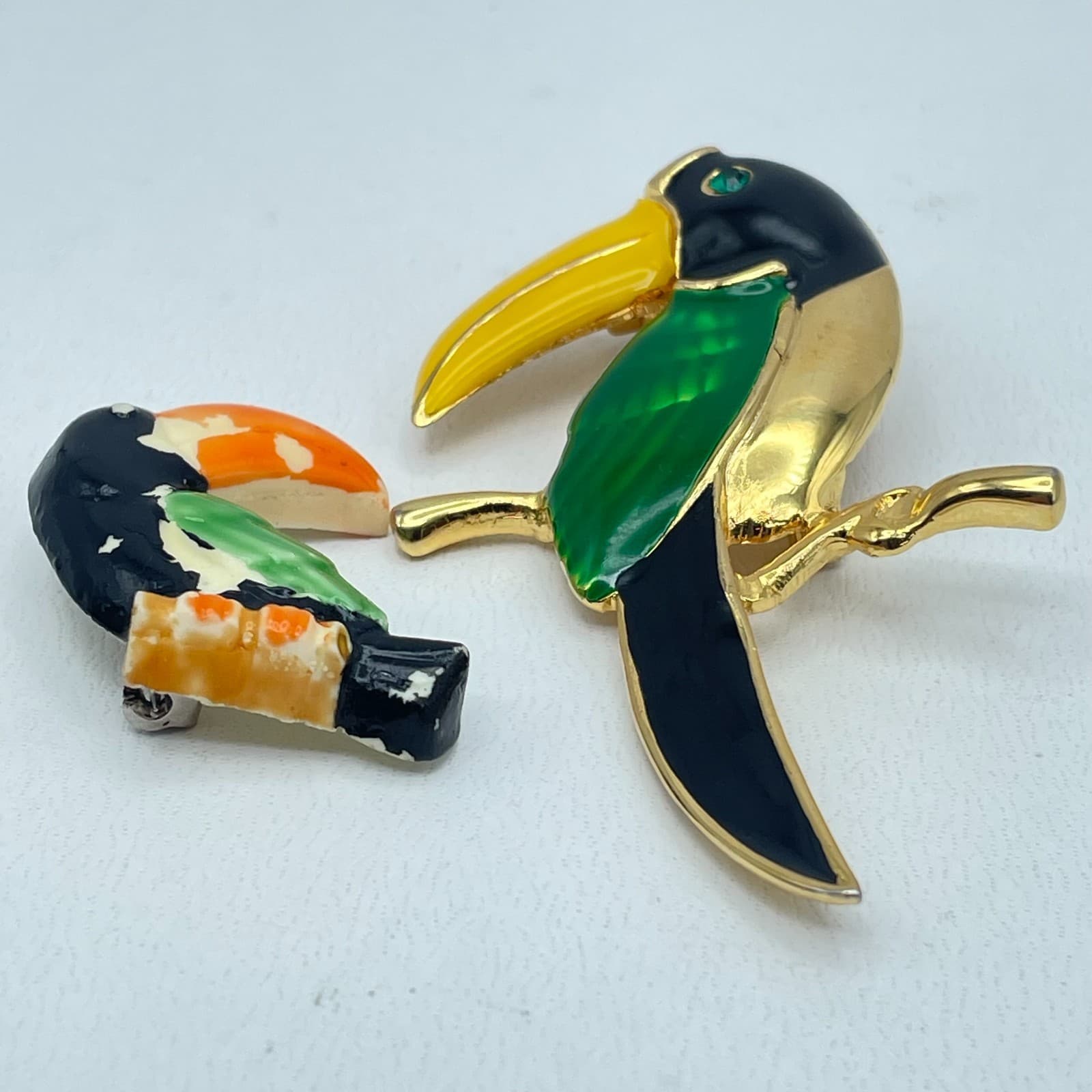 Lot of 2 VTG Gold Tone Classic Green Enamel Rhinestone Toucan Bird Brooch Pin - Thumbnail 8