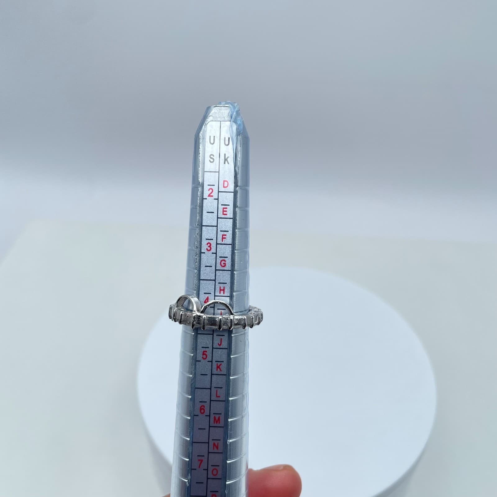 Classic Silver-Tone Engraved Cut-Out Metal Bow Motif Eternity-Style Band Ring - Thumbnail 2